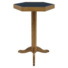 Table d'appoint en bois de chêne avec dessus façonné sur base et pieds de piédestal