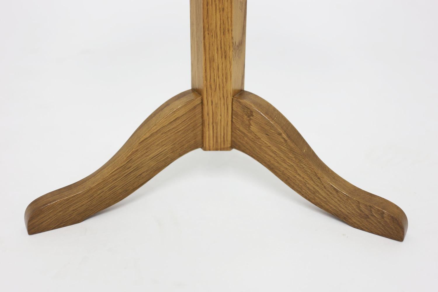 American Classical Oak Wood Side Table with Shaped Top on Pedestal Base and Legs For Sale