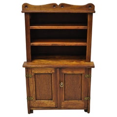 Petite armoire miniature de cuisine pour enfants de style colonial en bois de chêne