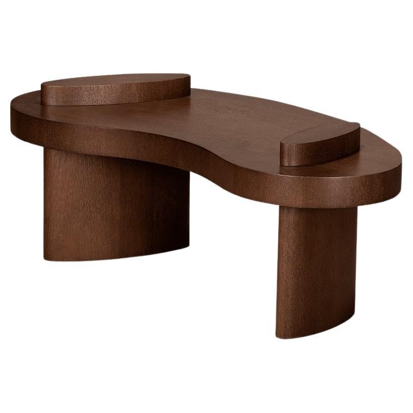 Dieses Tischset mit seinem markanten Design zeichnet sich durch moderne Linien und ein kühnes, monolithisches Erscheinungsbild aus, das in jeder Umgebung einen starken Akzent setzt. Er wird in Eichenfurnier mit Standardausführungen hergestellt, kann