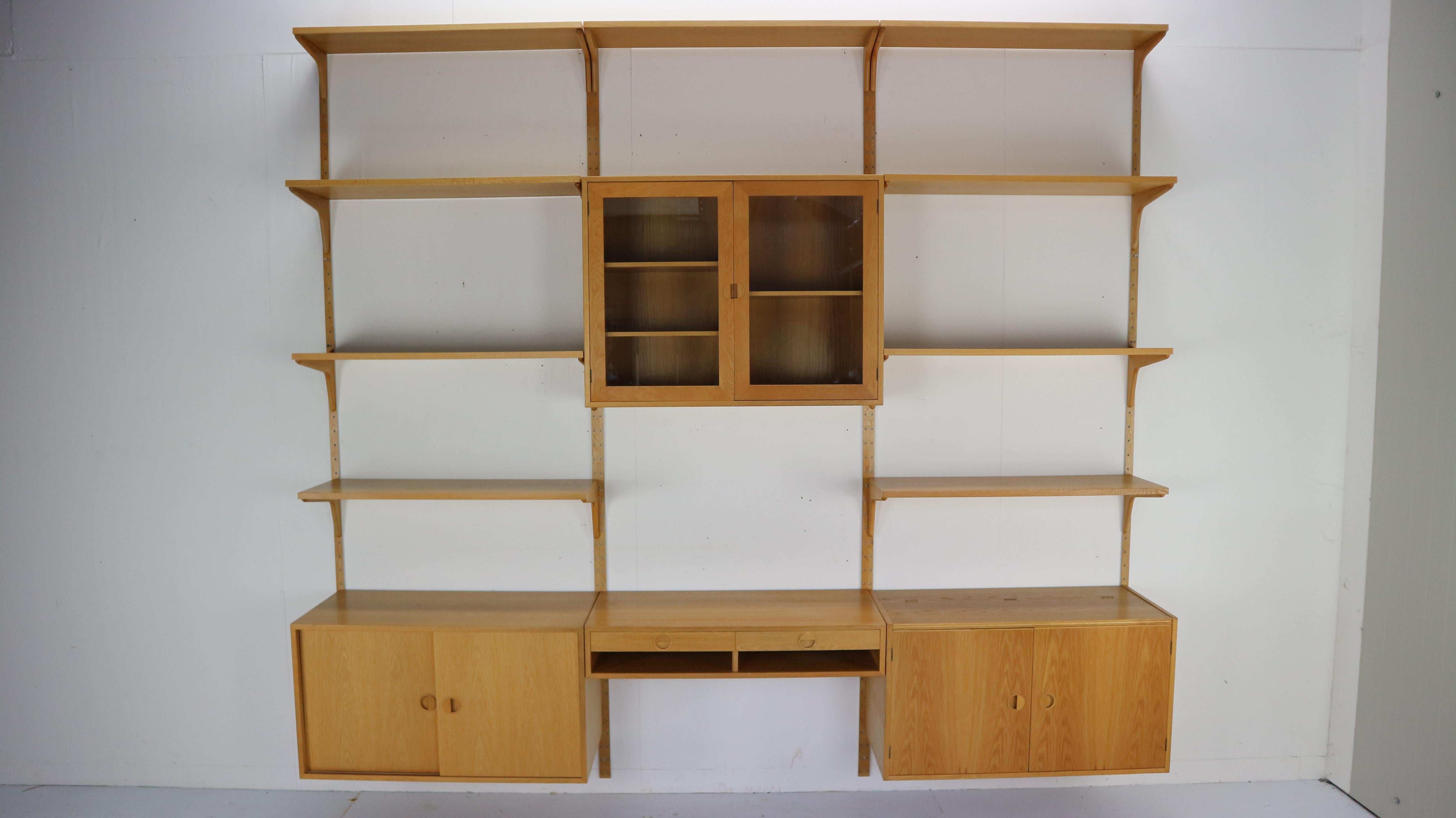 Danish modern modular wall unit design by Rud Thygesen & Johnny Soren and manufactured Hansen & Guldborg Møbler in 1960s, Denmark.
Made from oakwood.
This unit is completely modular and can be configured however suits your needs.
Shelve