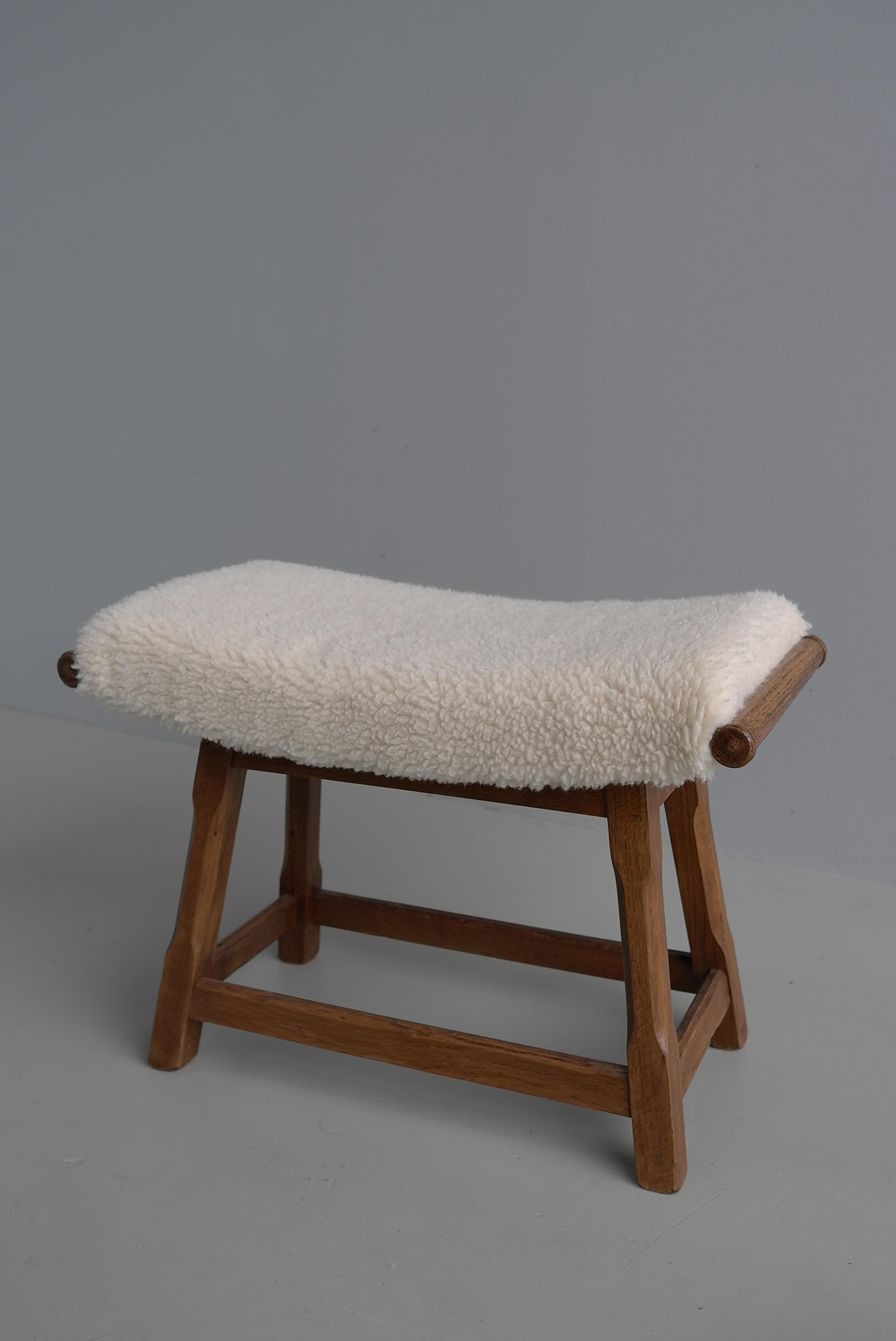 EICHE Holz Hocker der Mid-Century Modern mit Meriono Woolen Sitz (Moderne der Mitte des Jahrhunderts) im Angebot