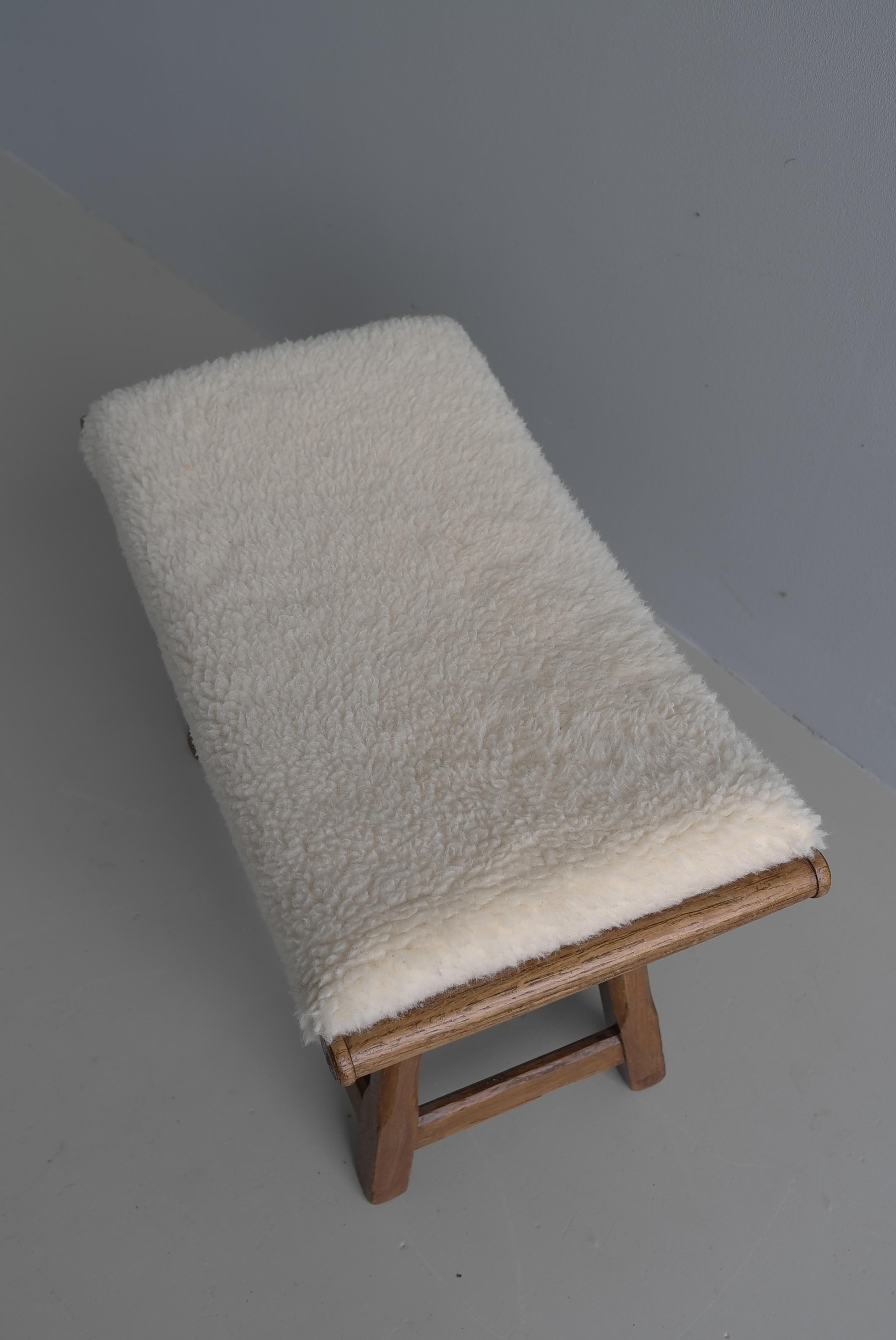 EICHE Holz Hocker der Mid-Century Modern mit Meriono Woolen Sitz (Niederländisch) im Angebot