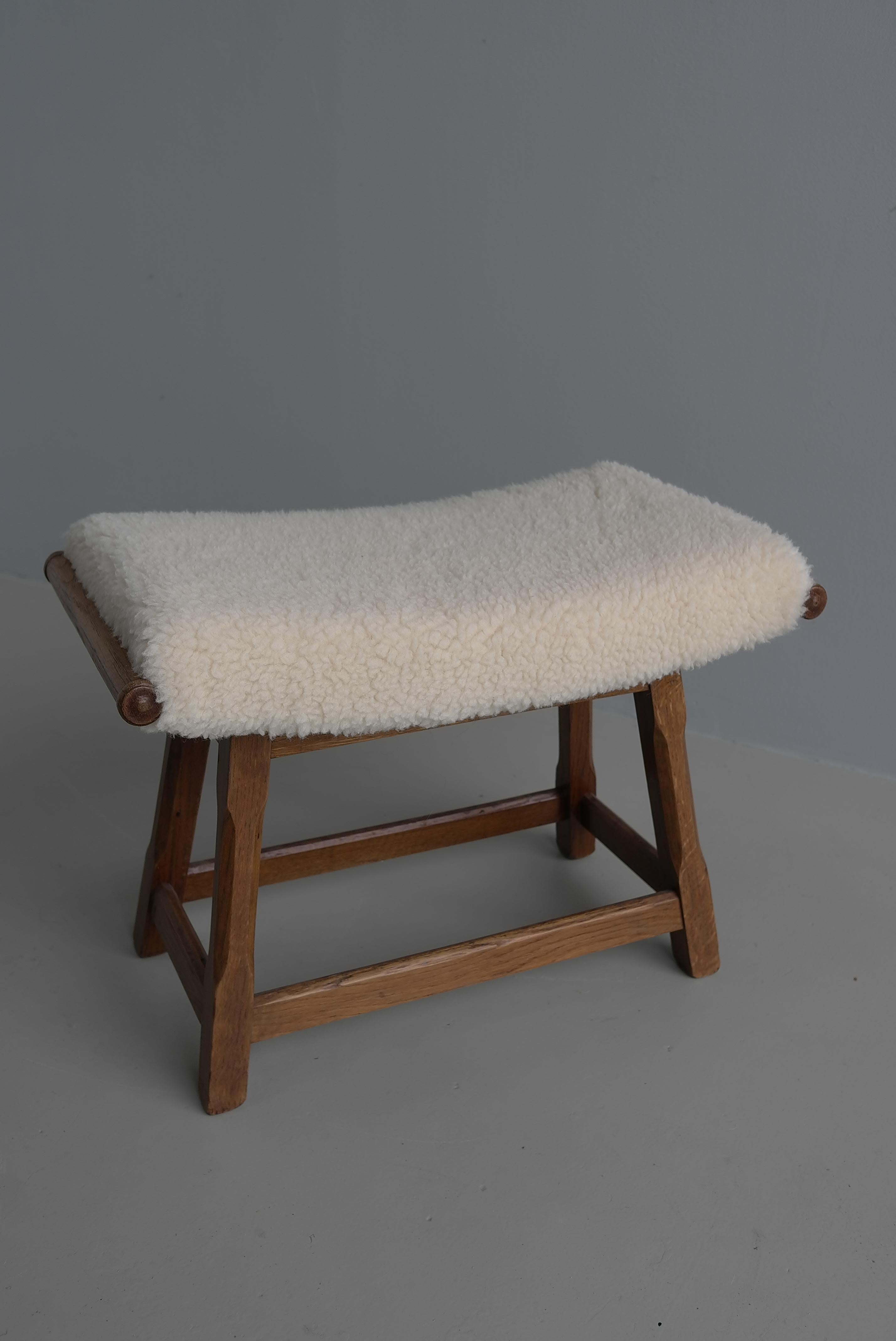 EICHE Holz Hocker der Mid-Century Modern mit Meriono Woolen Sitz (20. Jahrhundert) im Angebot