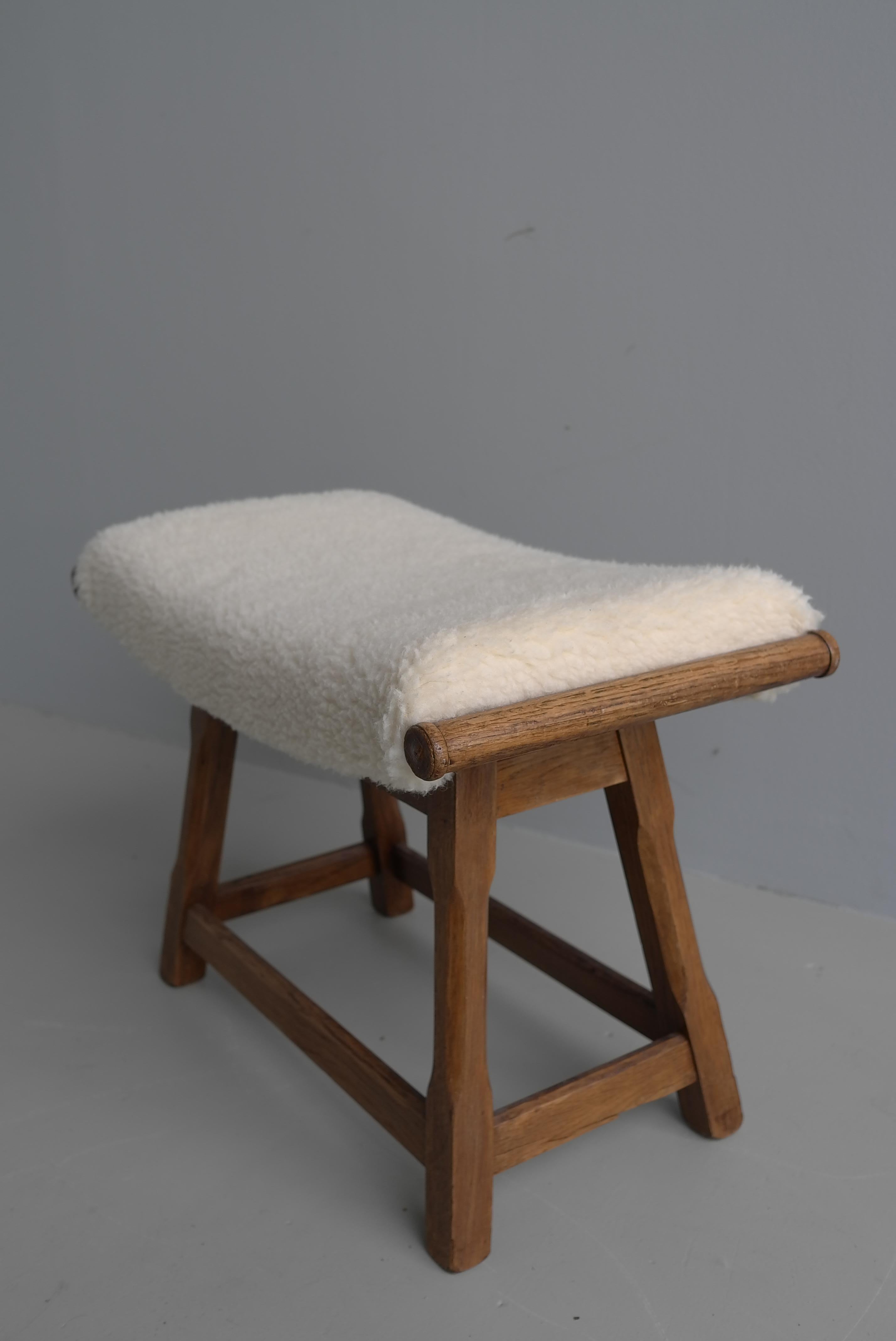 EICHE Holz Hocker der Mid-Century Modern mit Meriono Woolen Sitz im Angebot 1