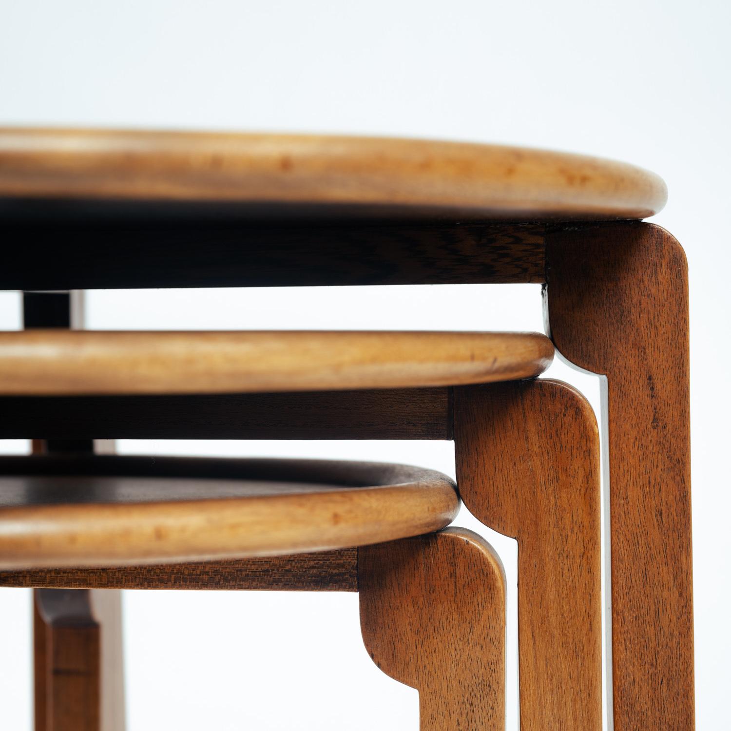 Oak wooden round Art Deco Nesting tables Amsterdam School, 1920, The Netherlands In Fair Condition For Sale In Zevenaar, NL