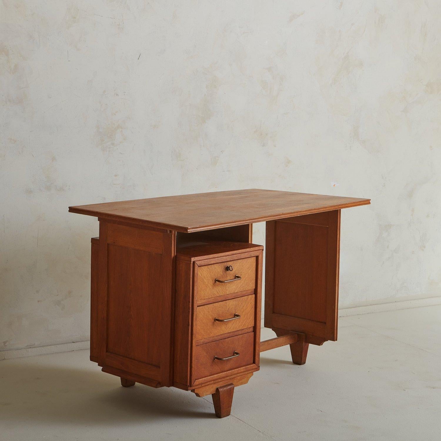 Schreibtisch aus Eichenholz im Stil von Guillerme Et Chambron, Frankreich 1950er Jahre (Moderne der Mitte des Jahrhunderts) im Angebot