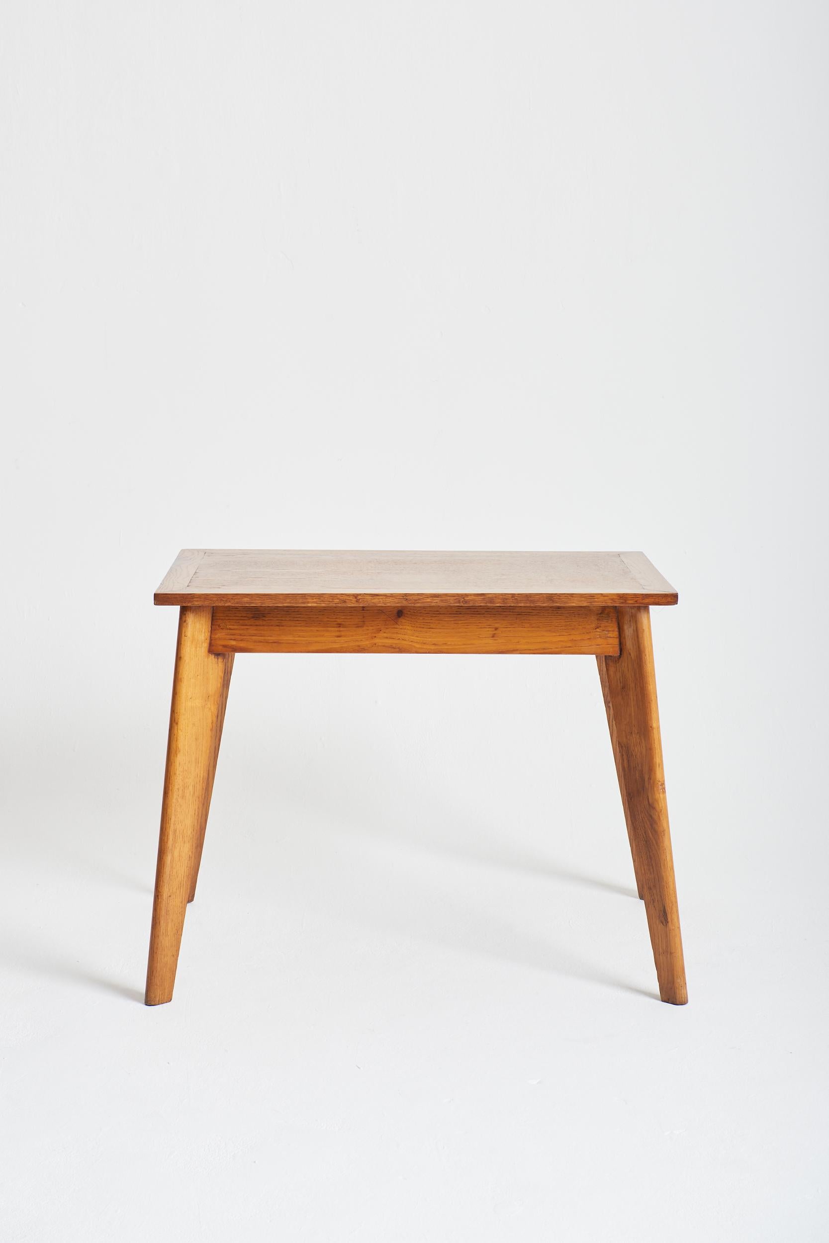 An oak writting table, in the manner of Jean Prouvé.
France, Circa 1950.
Top: 90 cm by 60 cm.
Legs floor imprint: 97 cm wide by 69 cm deep.
71 cm high, knee clearance: 59 cm.