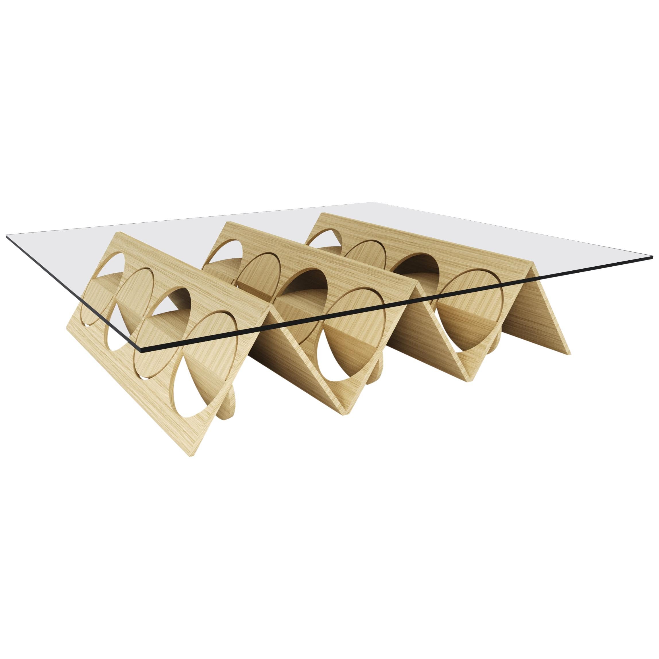 Table basse pyramidale inversée en bois de chêne par Ana Volante Studio