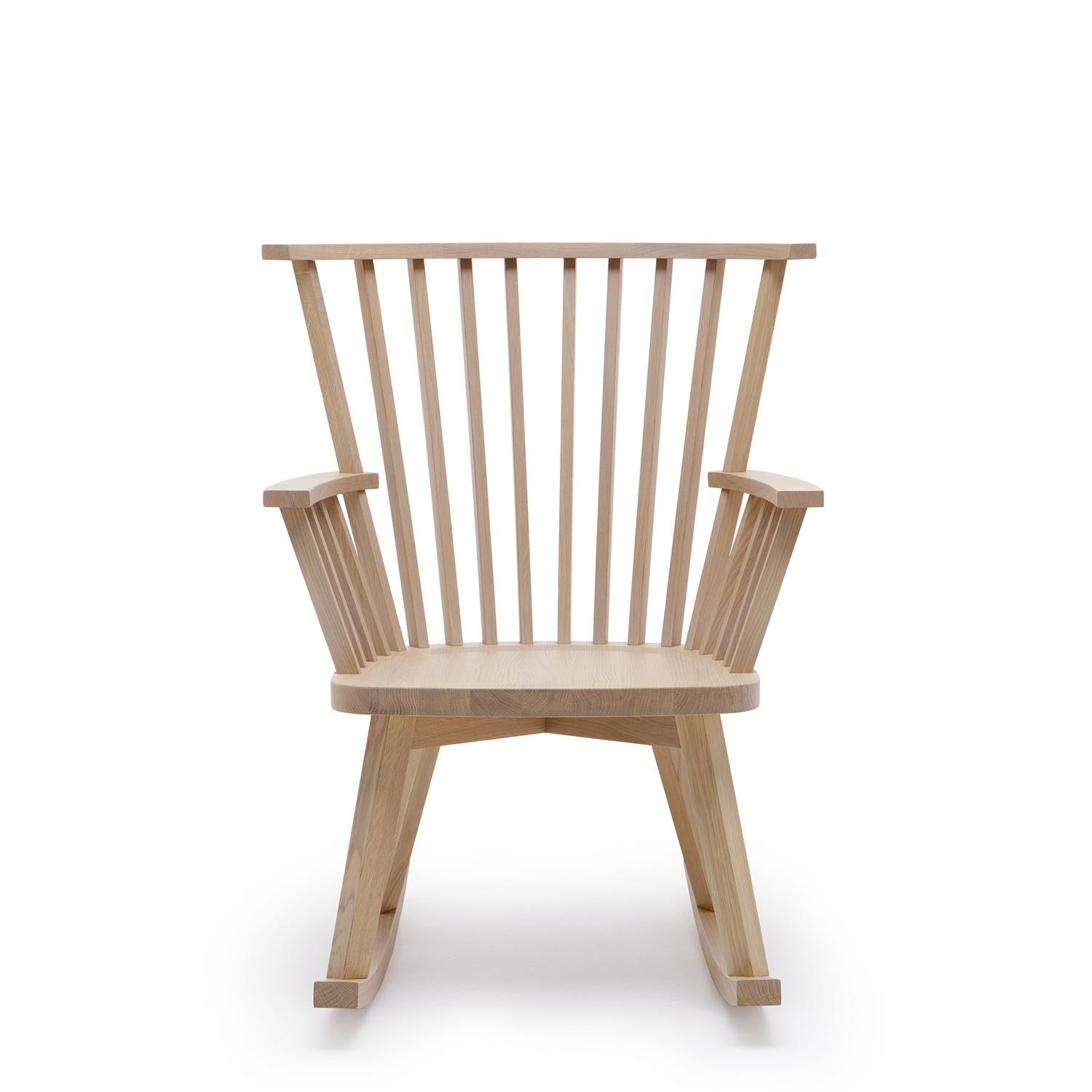 Stuhl Oaky Rocking mit Struktur aus massiver Eiche 
Holz in natürlicher Ausführung. Mit Sitzkissen, auf Anfrage.
Auf Anfrage auch in massivem Walnussholz erhältlich.