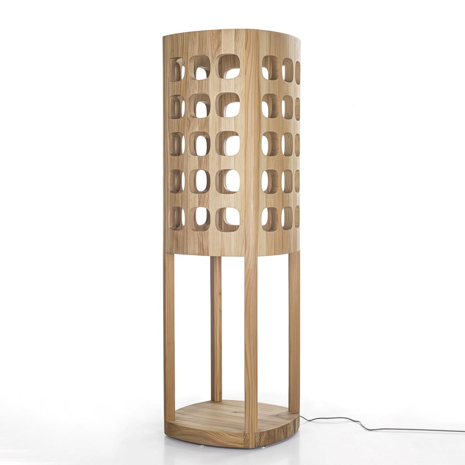 Floor Lamp Oaky Tour with all structure in solid oak
wood, wood treated with wax with natural pine extracts.
With led lights in strips, with remote controm included.
Also available on request in solid walnut wood or in solid
cedar wood.