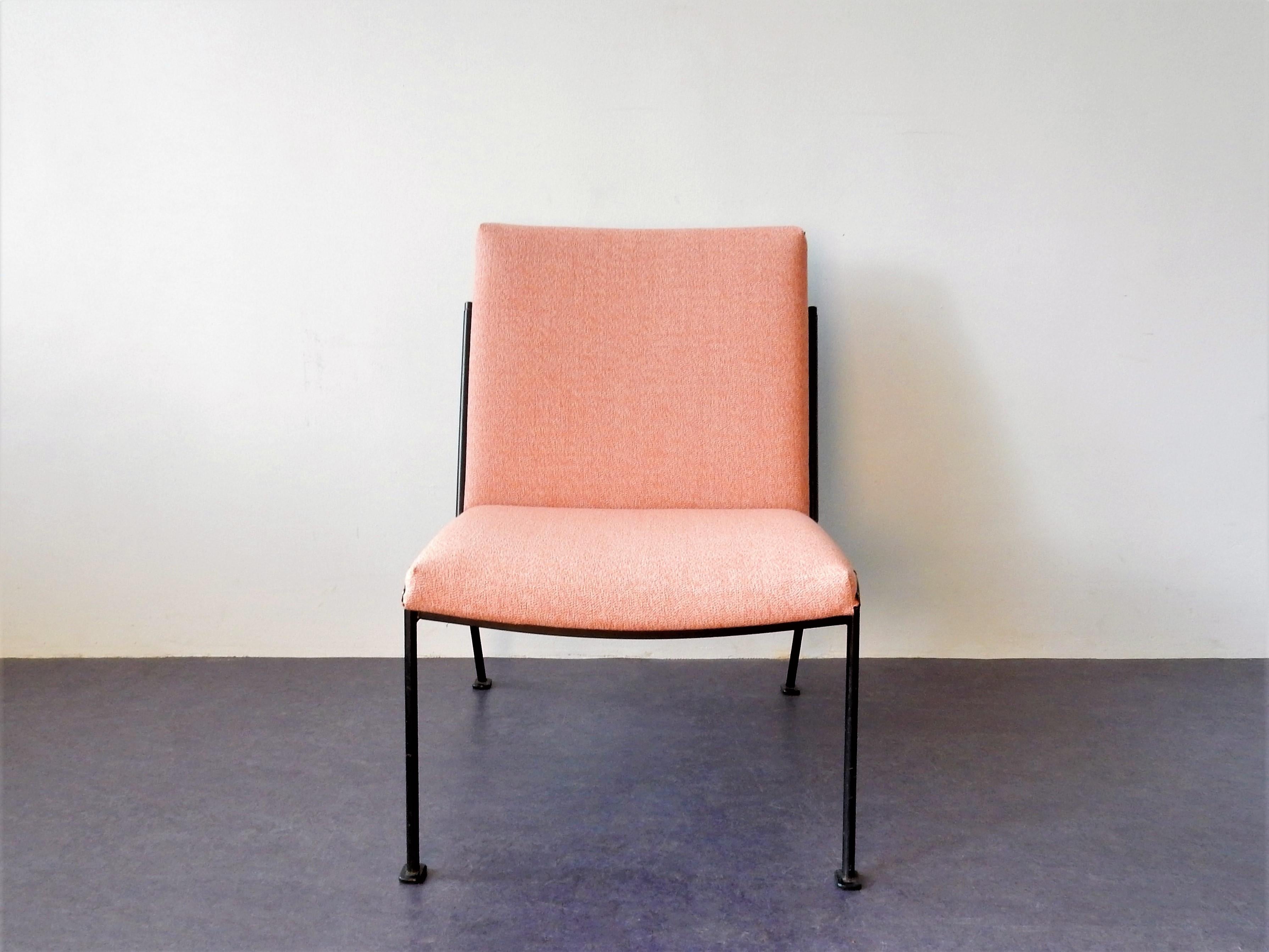 The Oase lounge chair was designed by Wim Rietveld for Ahrend de Cirkel in 1958, and gained the Signe d'Or price in 1959. A beautiful piece of Dutch design! This chair is newly upholstered and has new foam. This version without armrests is a more