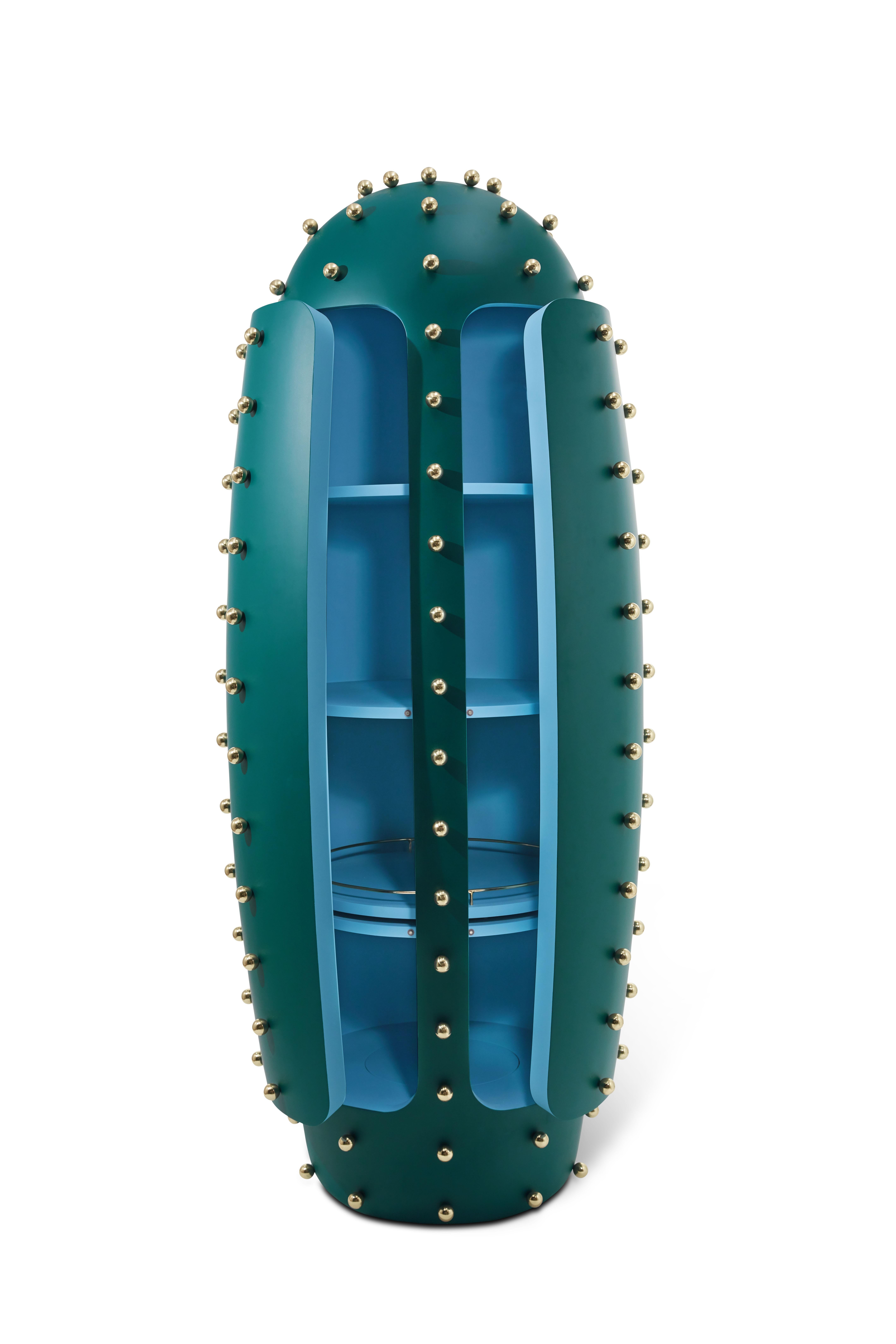 Le meuble-bar Oasis en vert avec boules en laiton de Richard Hutten est un nouveau meuble vert foncé avec des intérieurs bleu pâle. Il est recouvert de sphères en laiton étincelantes qui rappellent les épines d'un cactus succulent.

La collection