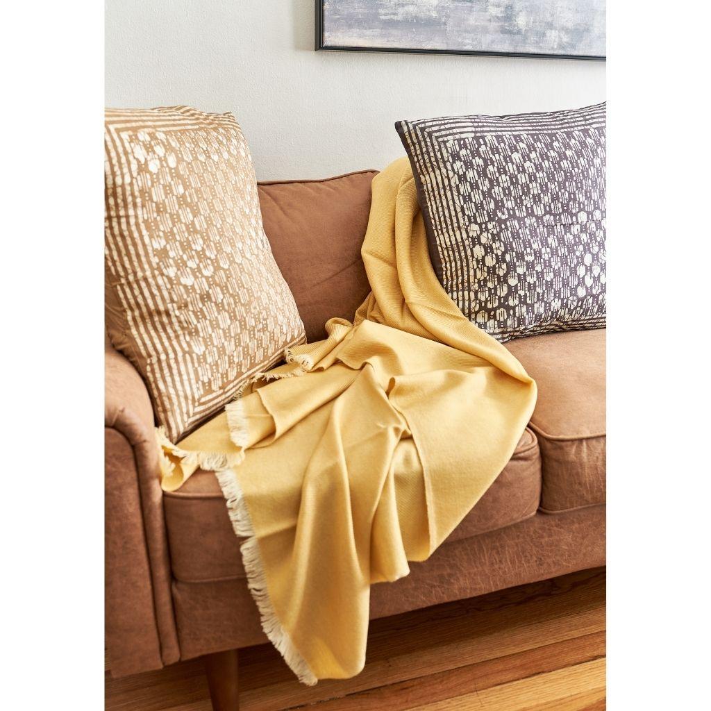 Oasis Modernes handwerkliches Mulberry-Seidenkissen, Gold, Wachsblockdruck im Zustand „Neu“ im Angebot in Bloomfield Hills, MI