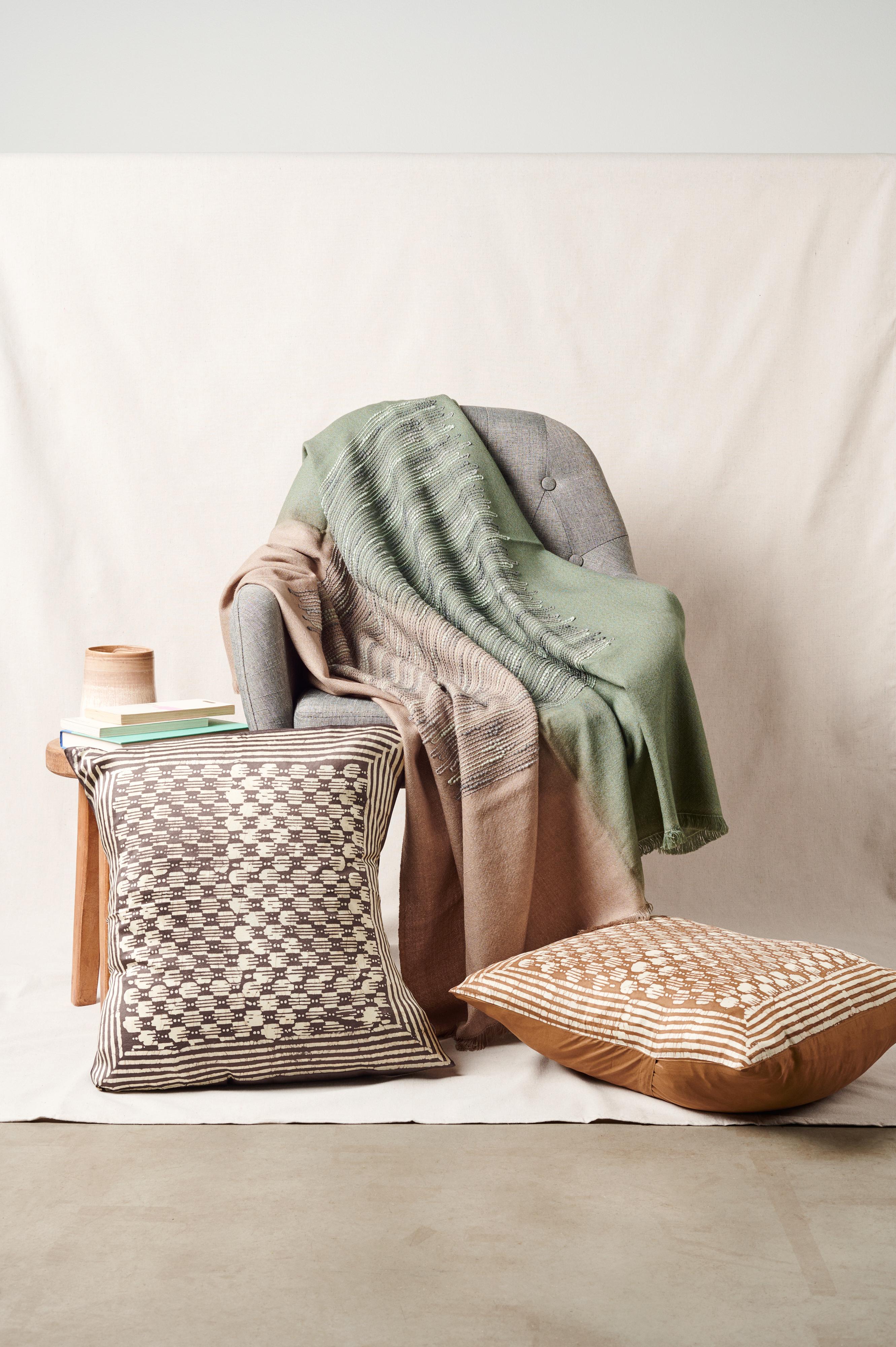 Coussin artisanal moderne en soie Mulberry imprimé blocs de cire doré Oasis en vente 3