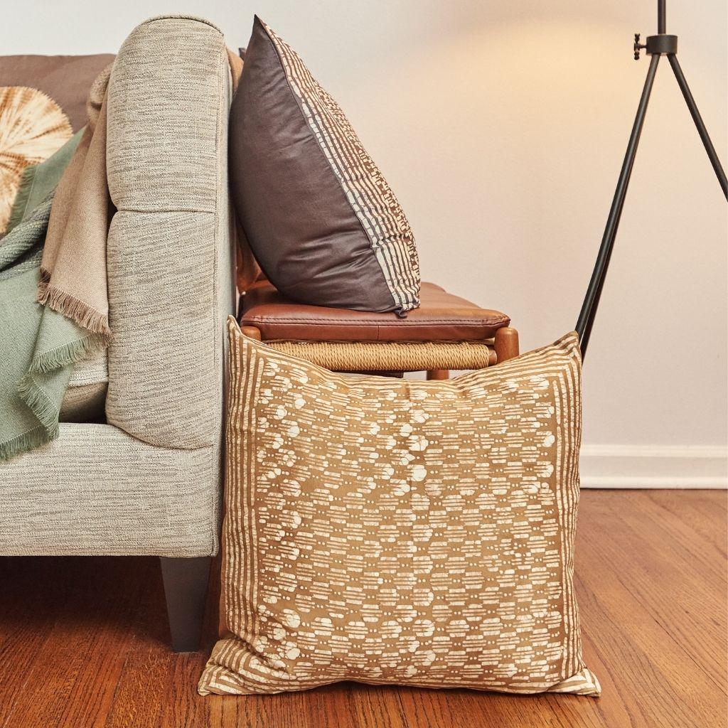 Coussin artisanal moderne en soie Mulberry imprimé blocs de cire doré Oasis en vente 6