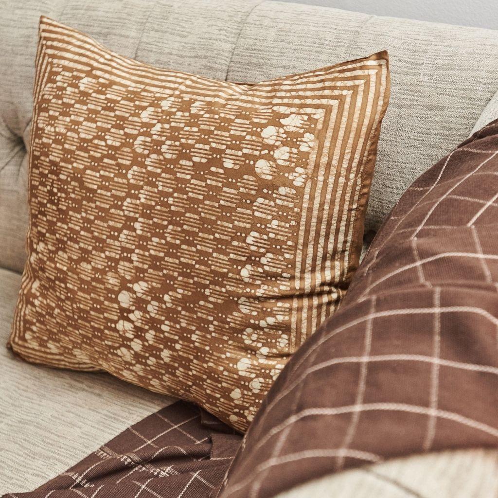 Coussin artisanal moderne en soie Mulberry imprimé blocs de cire doré Oasis en vente 8