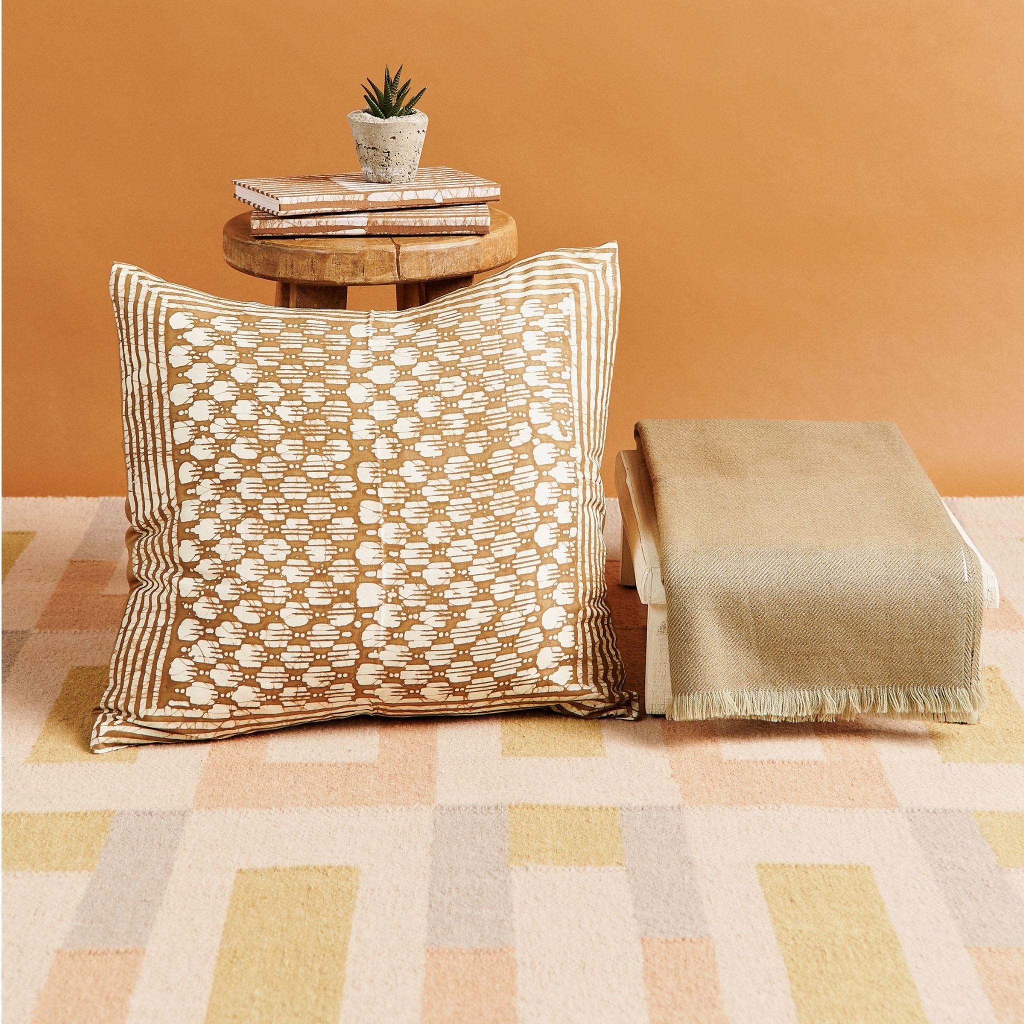 Oasis Modernes handwerkliches Mulberry-Seidenkissen, Gold, Wachsblockdruck (Indisch) im Angebot