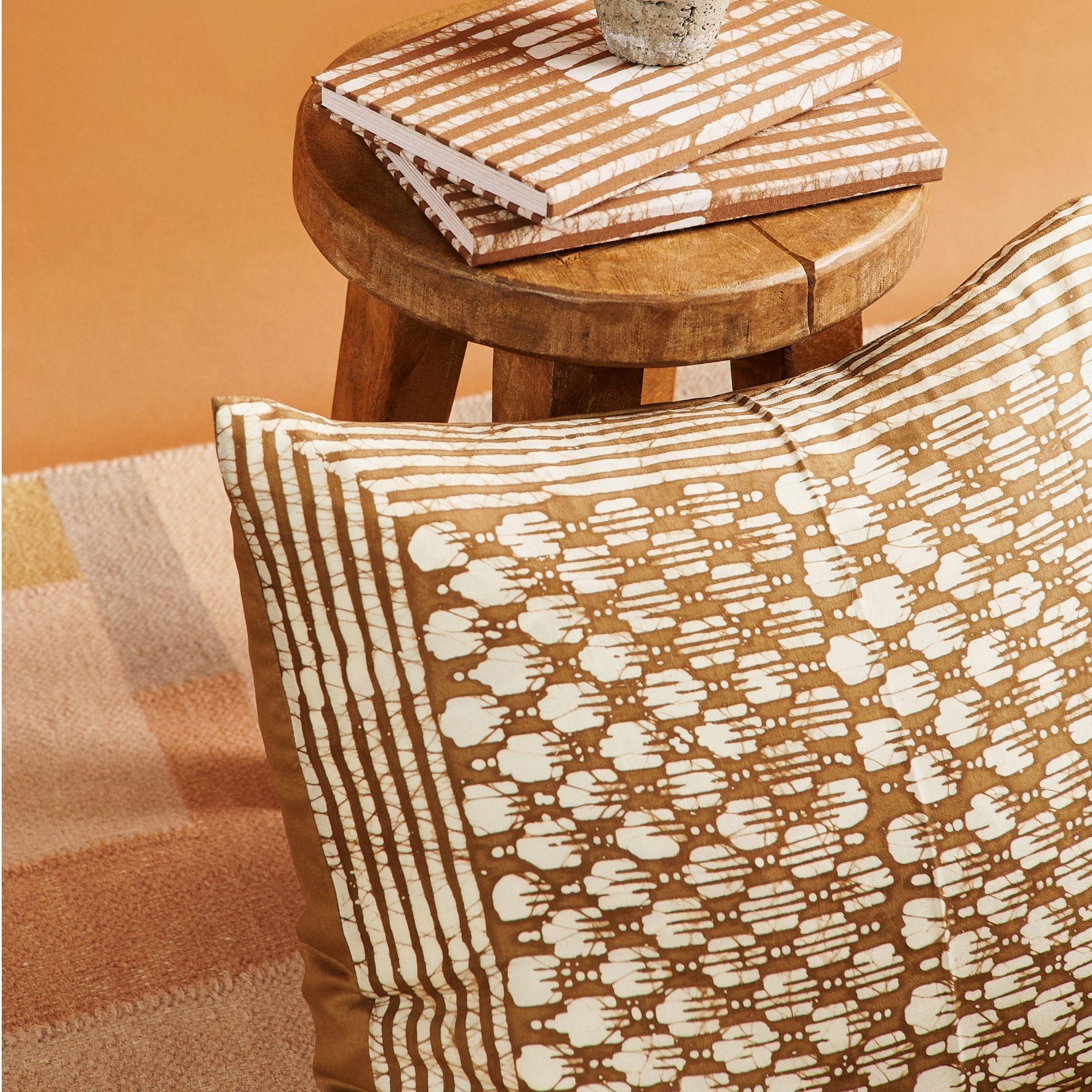 Oasis Modernes handwerkliches Mulberry-Seidenkissen, Gold, Wachsblockdruck (Gefärbt) im Angebot