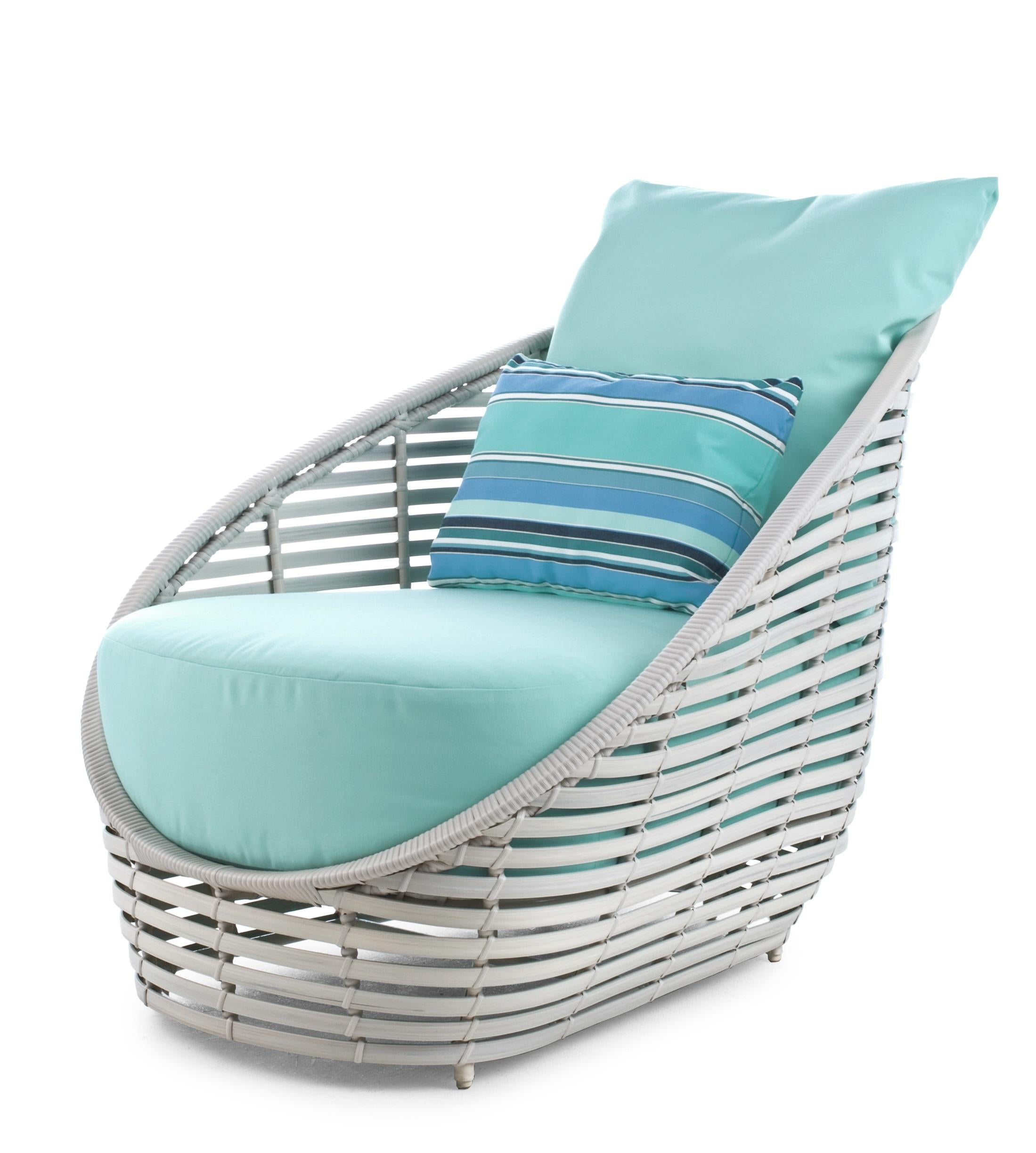 Oasis Sessel von Kenneth Cobonpue.
MATERIALEN: Polyethelene, Aluminium. 
Auch in anderen Farben erhältlich. 
Abmessungen: 106,5 cm x 79 cm x Höhe 76 cm

Inspiriert von der zarten Form der Tulpe, bietet Oasis einen beruhigenden Komfort. Diese