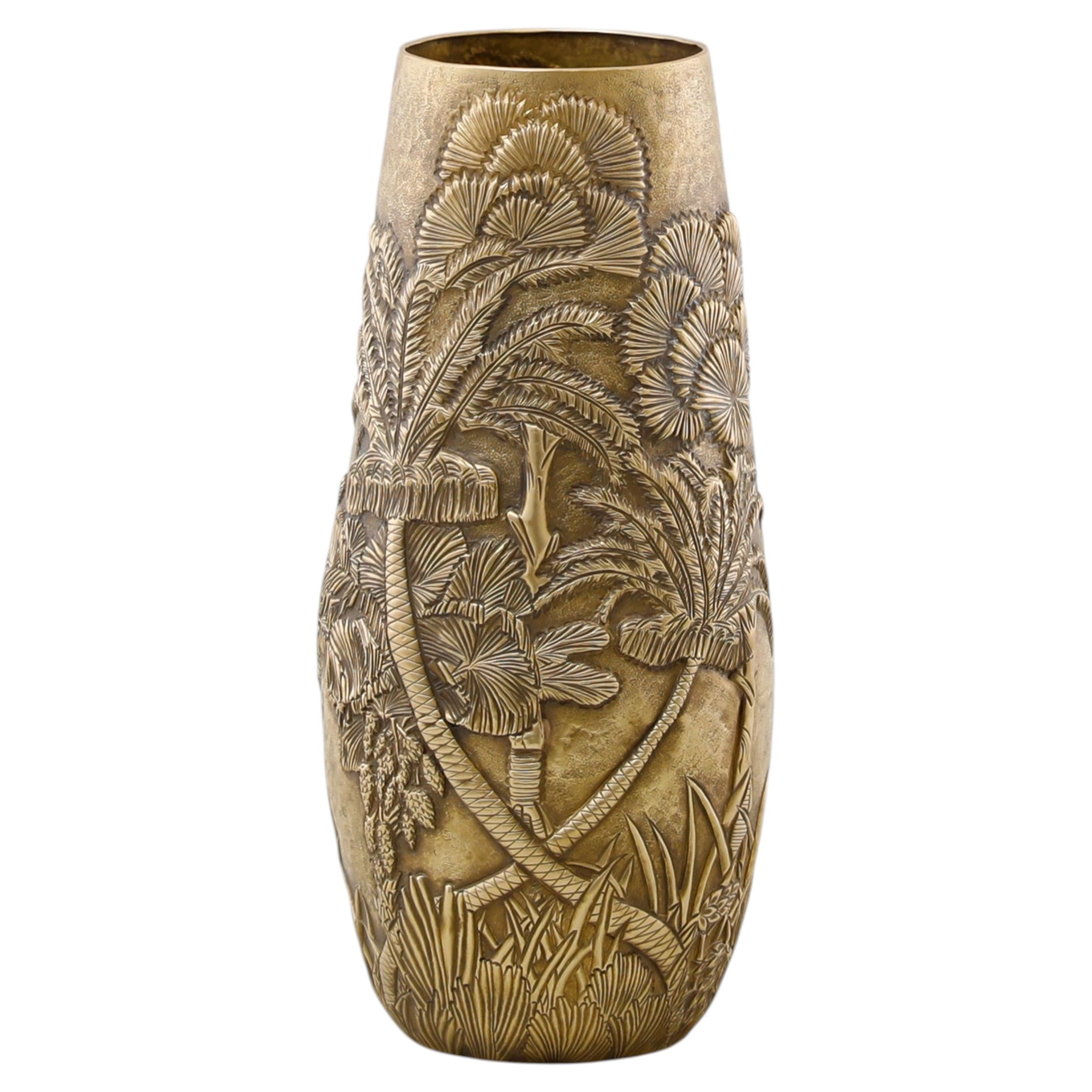 Vaso Oasis Repousse in ottone patinato, di Vikram Goyal