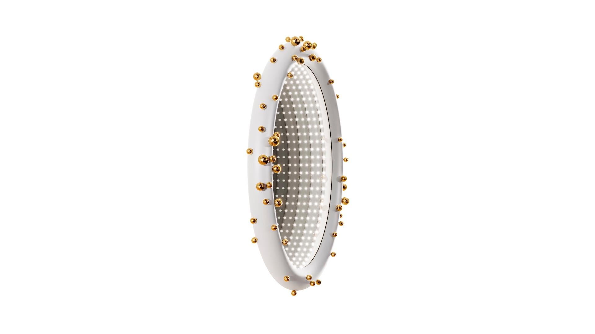 Moderne Miroir blanc Oasis avec lumières d'infini et boules en laiton par Richard Hutten en vente