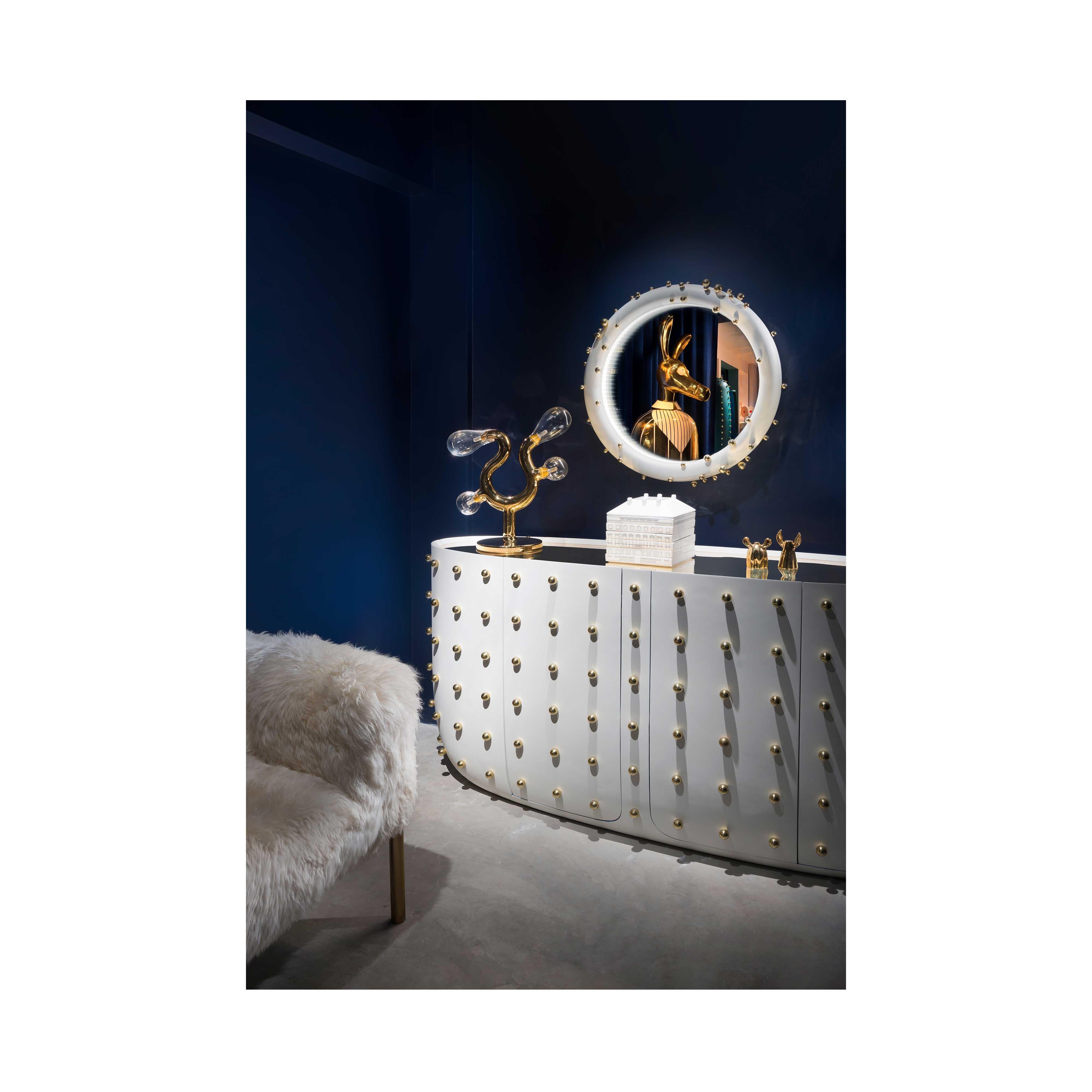 Weißer Oasis-Spiegel mit Unendlich-Lichtern und Messingkugeln von Richard Hutten (21. Jahrhundert und zeitgenössisch) im Angebot
