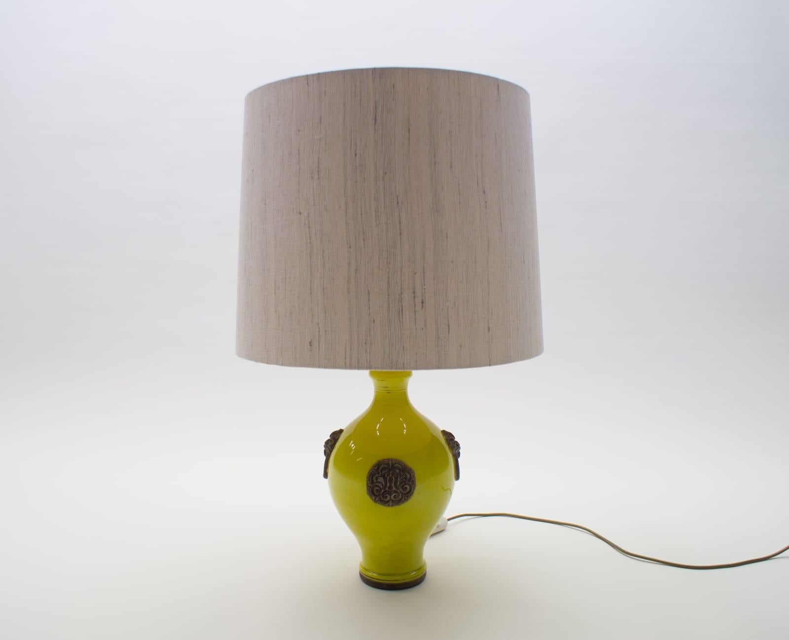 Mid-Century Modern Oatmeal and Yellow Gilt Glazed Ceramic Table Lamp by Ugo Zaccagnini, Italy 1960s en vente