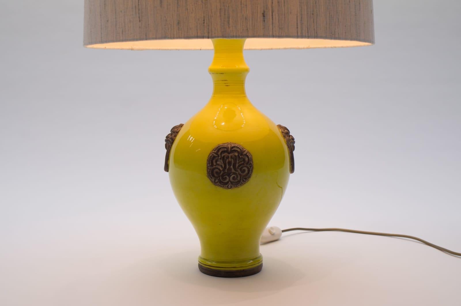 Oatmeal and Yellow Gilt Glazed Ceramic Table Lamp by Ugo Zaccagnini, Italy 1960s Excellent état - En vente à Nürnberg, Bayern