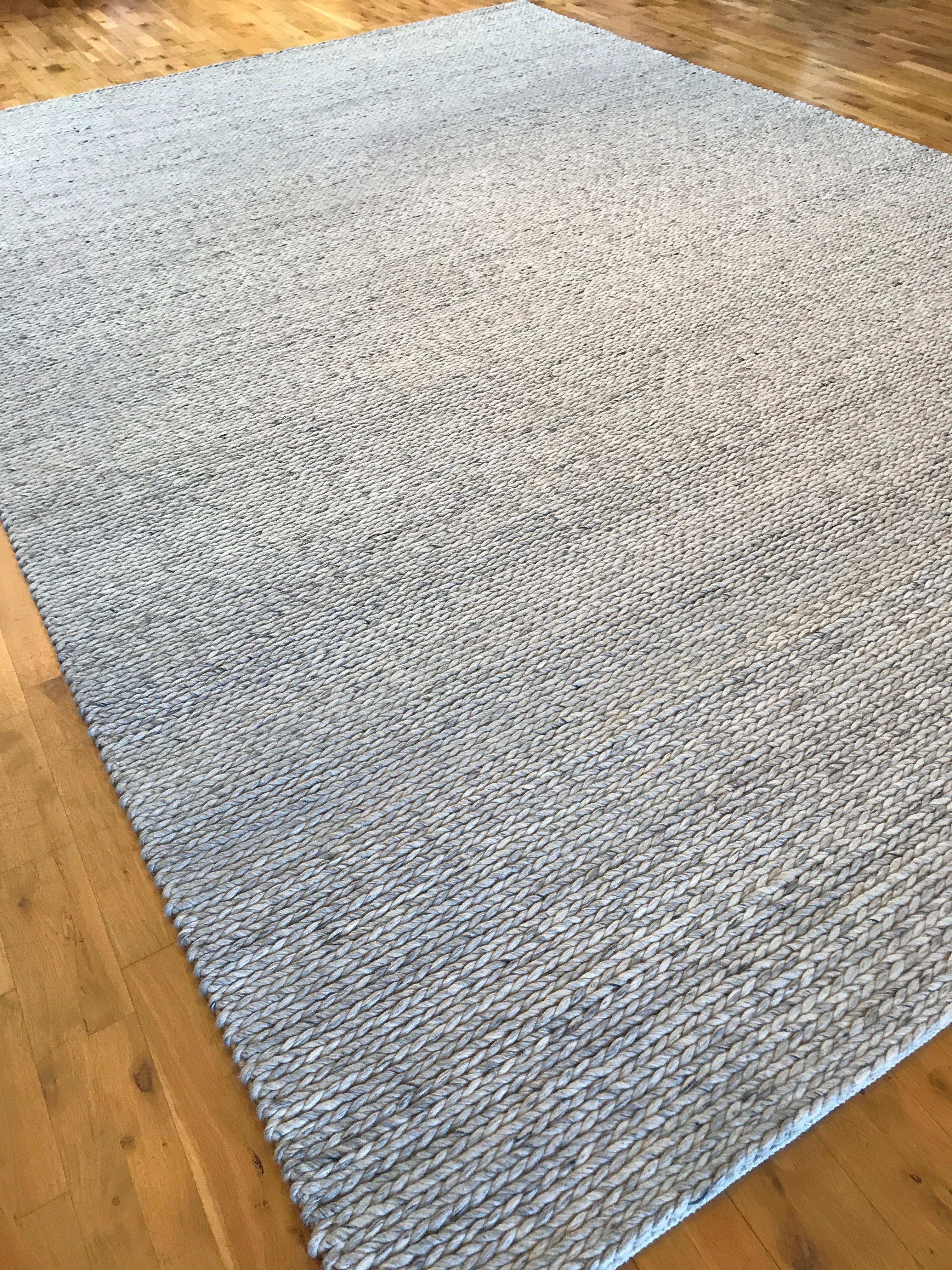 Noué à la main Tapis en laine tressée couleur grège en vente