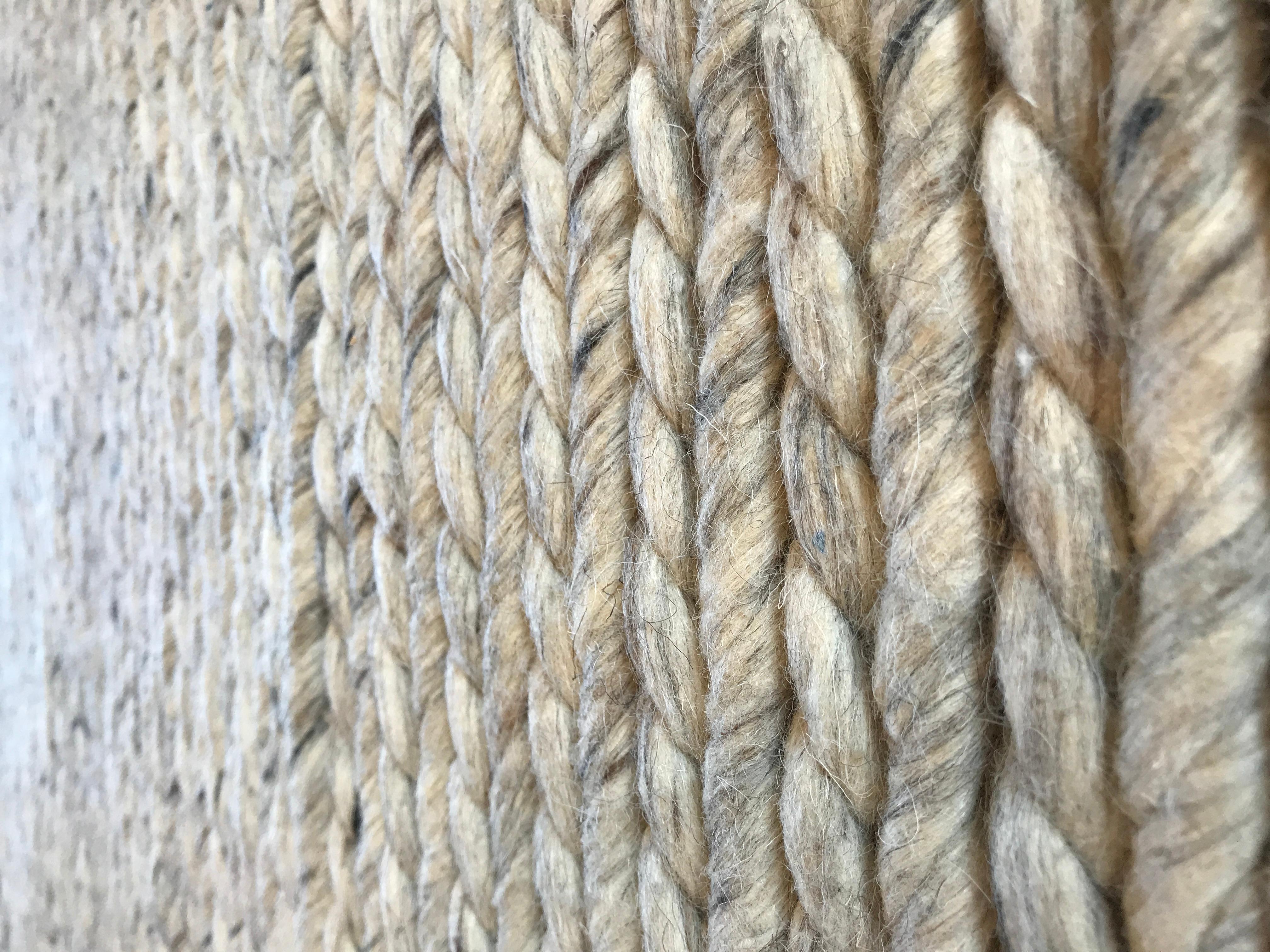 Une tresse de laine épaisse et généreuse assure le confort sous le pied et la durabilité pour les zones à fort trafic. La couleur neutre oatmeal avec des variations subtiles en fait une pièce polyvalente, qui se marie bien avec une large gamme de