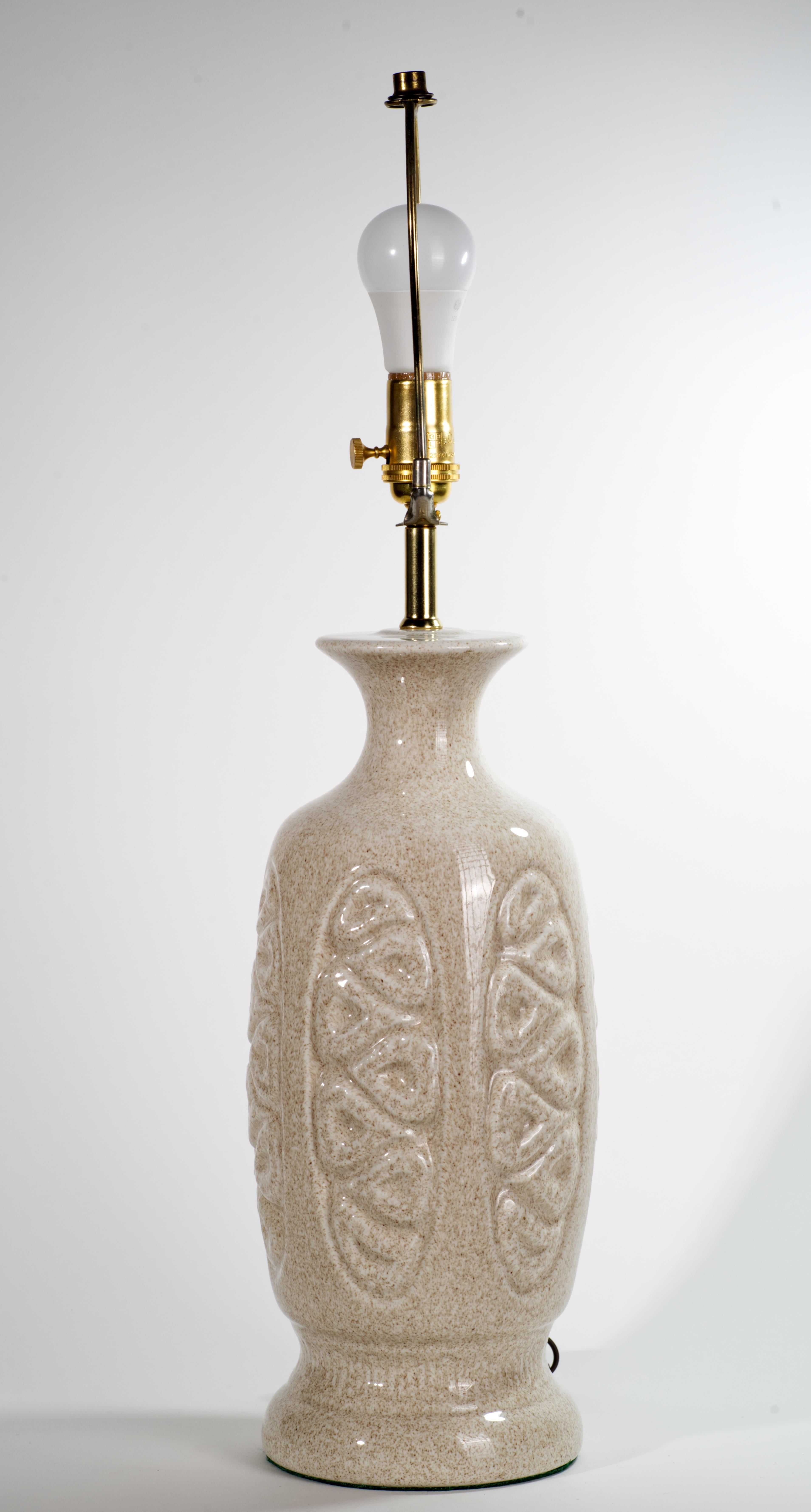 Lampe de table en poterie de Whiting à motif géométrique abstrait, décorée d'une glaçure marbrée blanc cassé. Les couleurs chaudes de l'émail sont accentuées par les accessoires et la douille en bronze. La palette de couleurs minimales de la lampe