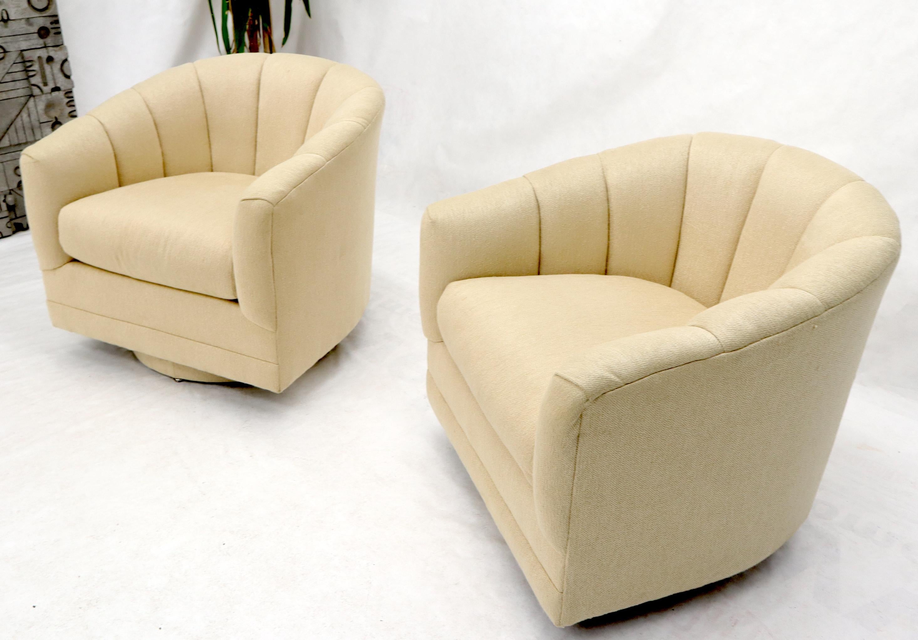 Paar Mid-Century Modern barrel back scallop upholstery swivel lounge chairs Milo Baughman design.