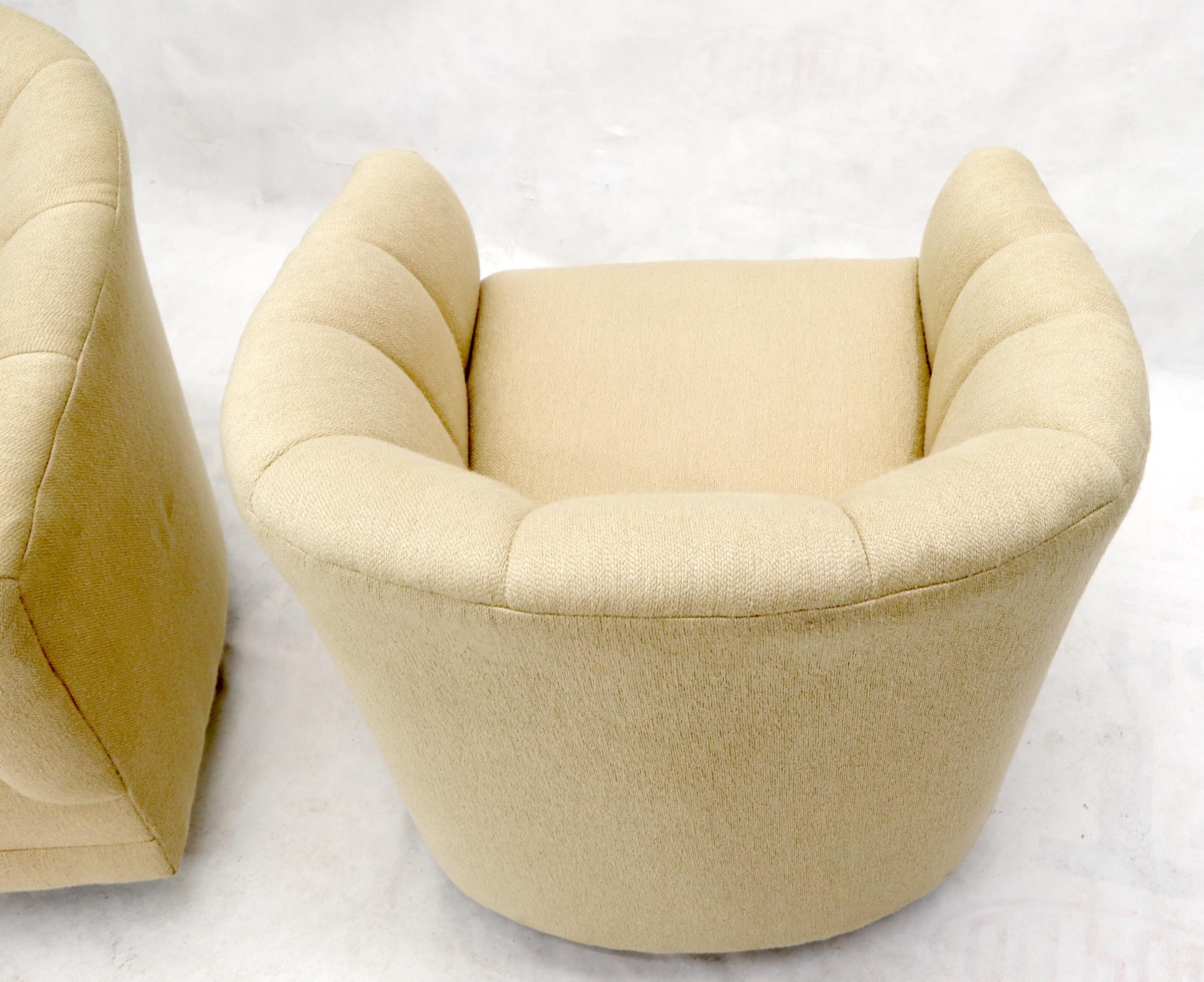Lounge aus hafermehlfarbenem Stoff mit Jakobsmuschel-Rückenlehne (20. Jahrhundert) im Angebot