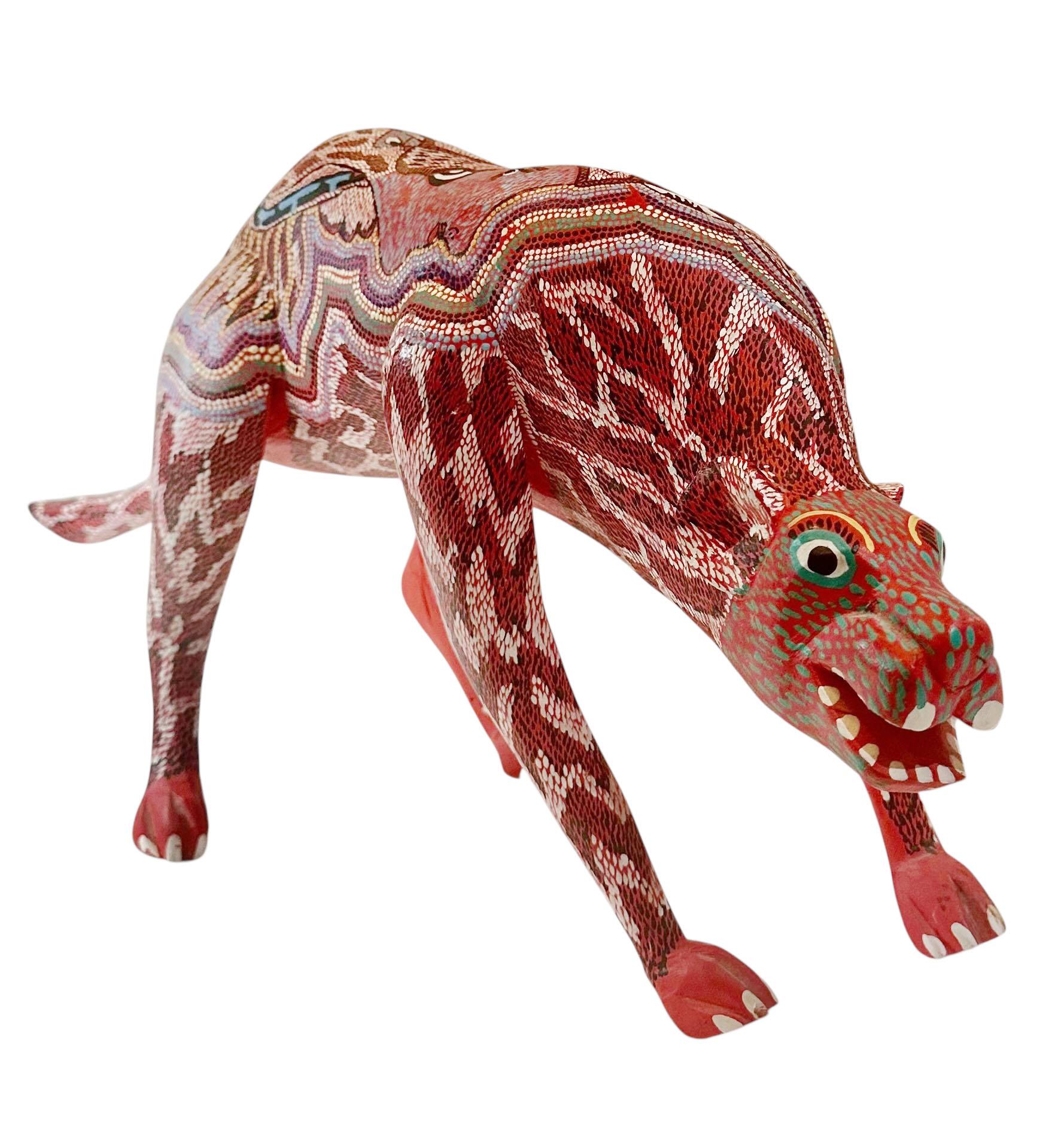 Exemple frappant de l'art populaire traditionnel de Oaxaca, cette sculpture en bois sculptée et peinte à la main est signée par le célèbre artisan Pepe Santiago. Datant des années 1970, l'œuvre illustre l'art imaginatif des Alebrijes, des figures