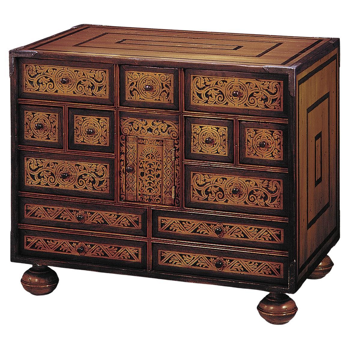 Oaxaqueño Bargueño inspiriert von Möbeln im spanischen Stil des 16. Jahrhunderts mit Schubladen und Türen