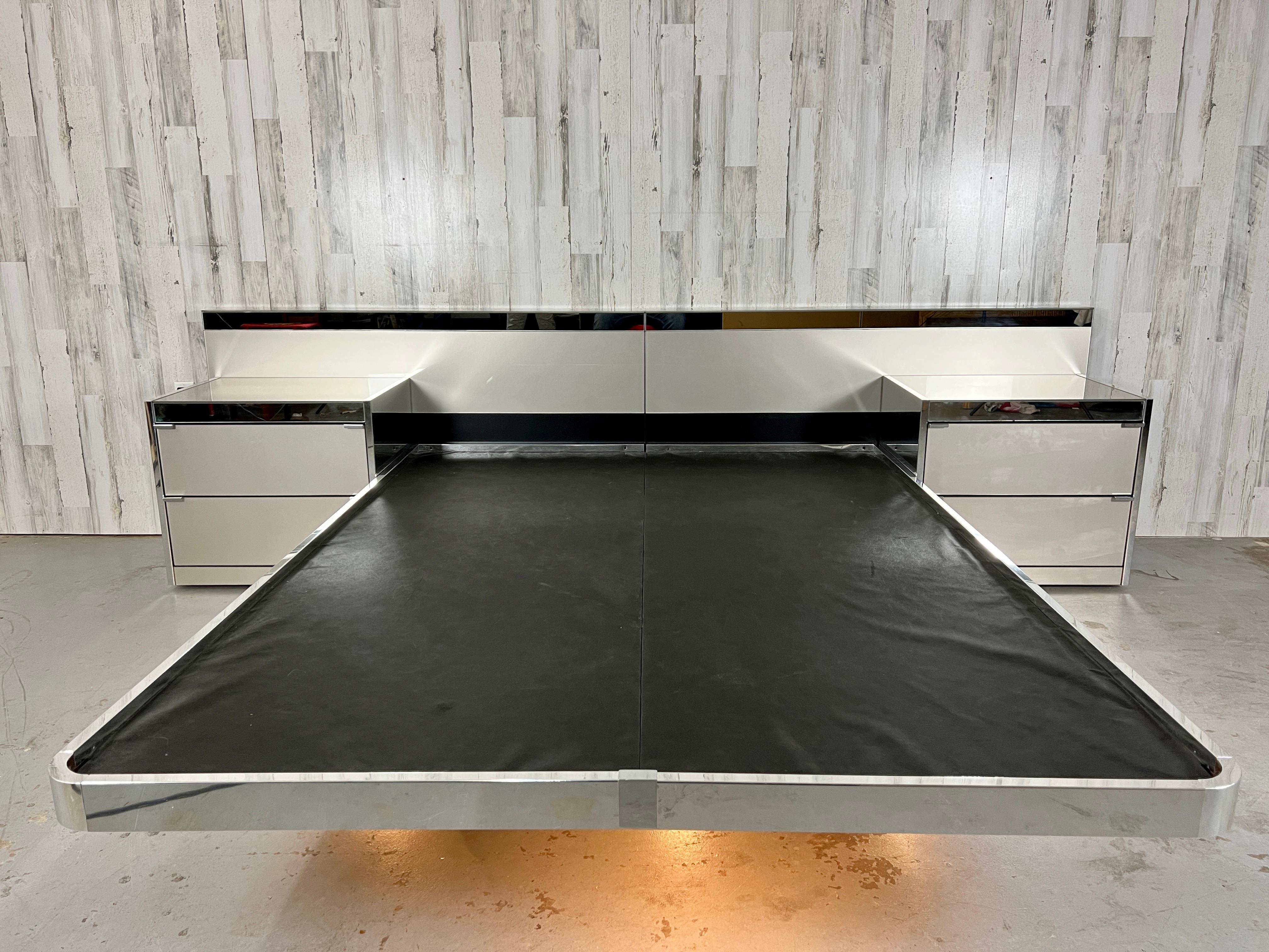 O.B. Solie for Ello Chrome & Mirror Platform Bed-Queen Size In Good Condition In Denton, TX
