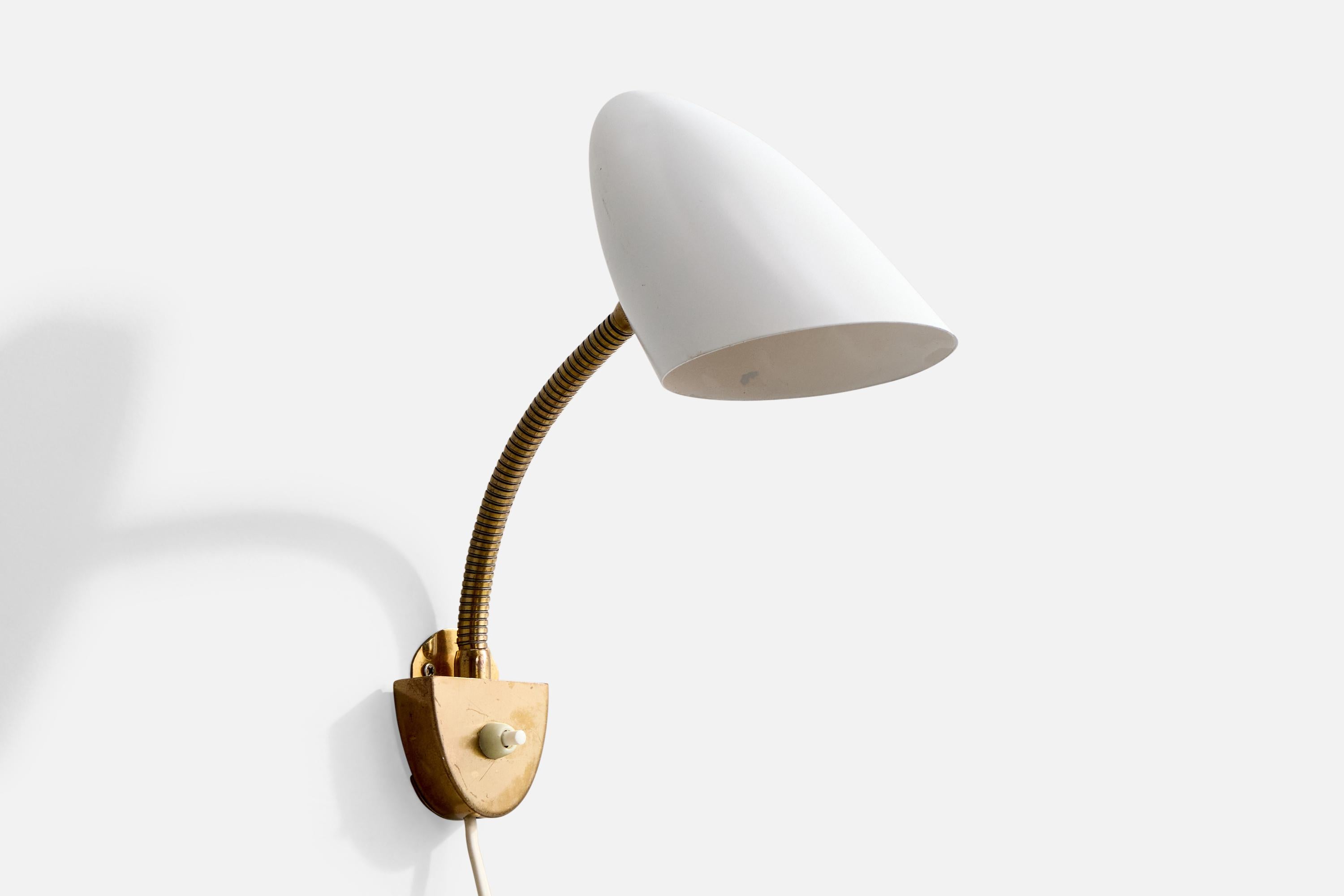 Lampe de table en laiton et métal laqué blanc produite par ÖBA, Suède, c.1950.

Présence d'oxydation sur le laiton

Usure correspondant à l'âge et à l'usage.

Dimensions globales (en pouces) : 11,5 
