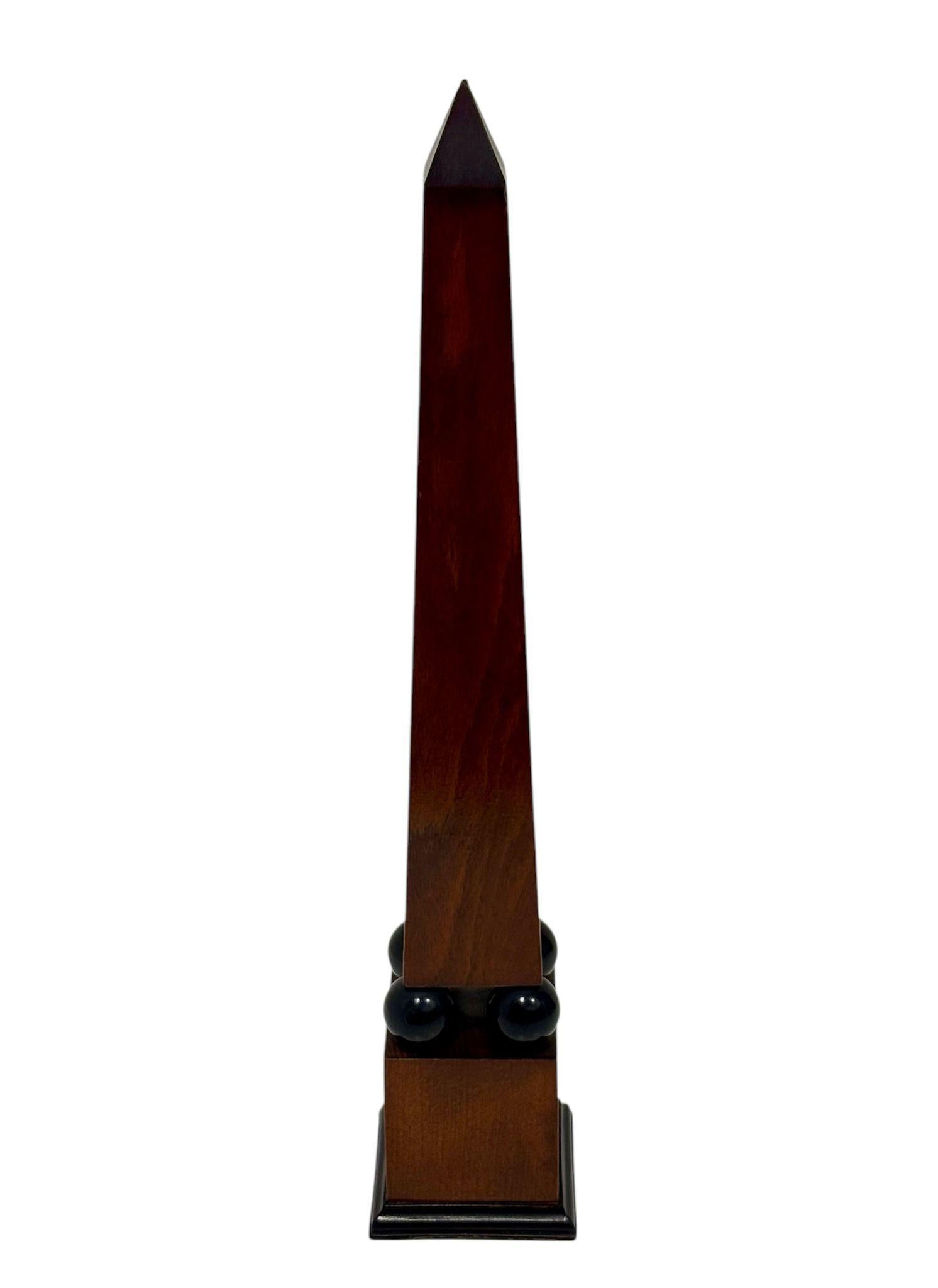 Obélisque décoratif Circa 1.950, réalisé en madera de Maderae teñida.
Provient de la maison de décoration espagnole de Carlos Bas, créée en 1.899.