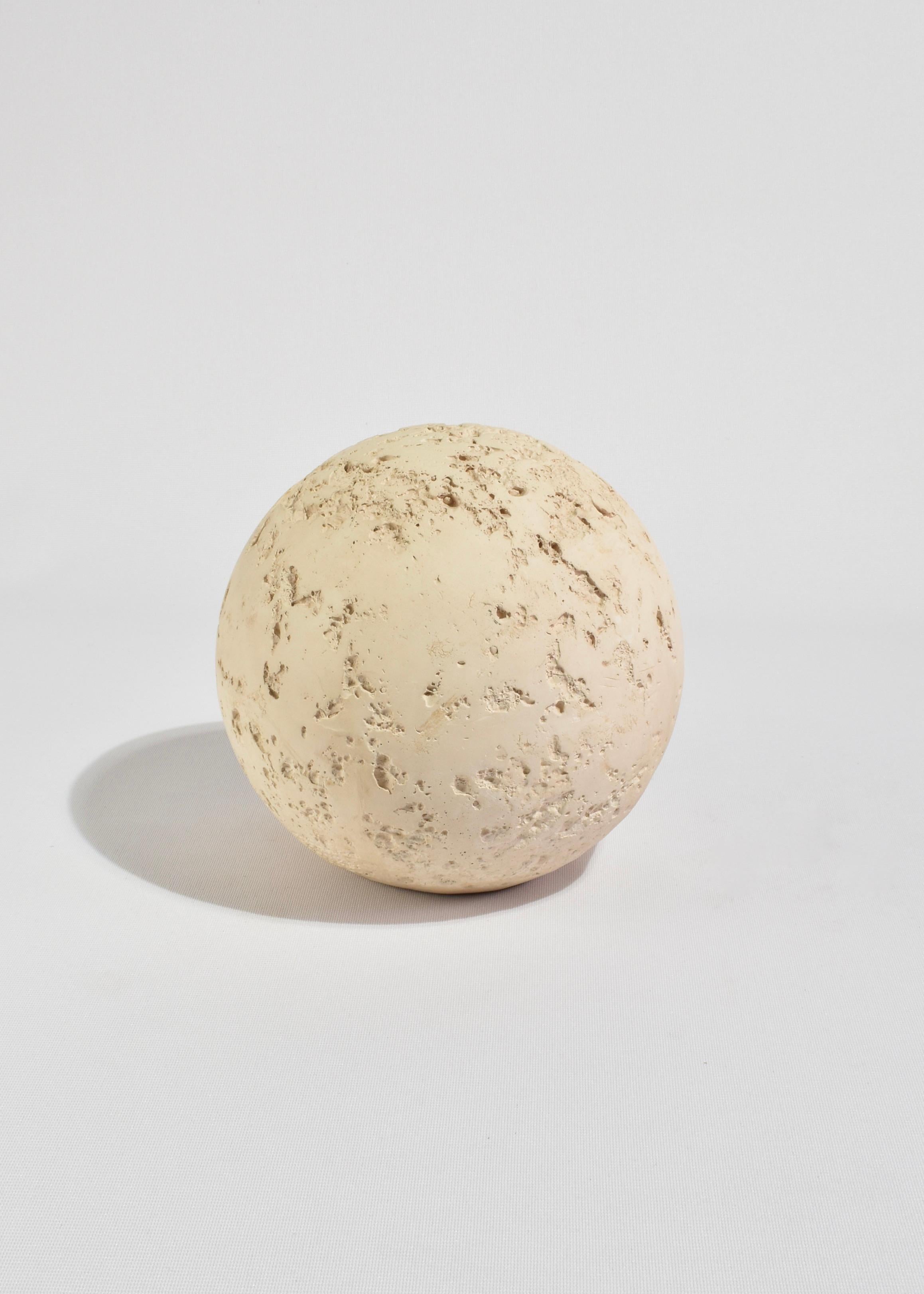 Sculture di obelisco e sfera in gesso, vintage e sovradimensionate, che ricordano il travertino o la roccia vulcanica. Di Jaru, Ca. 1980s.