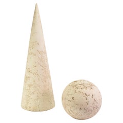 Obelisk- und Kugelskulpturen