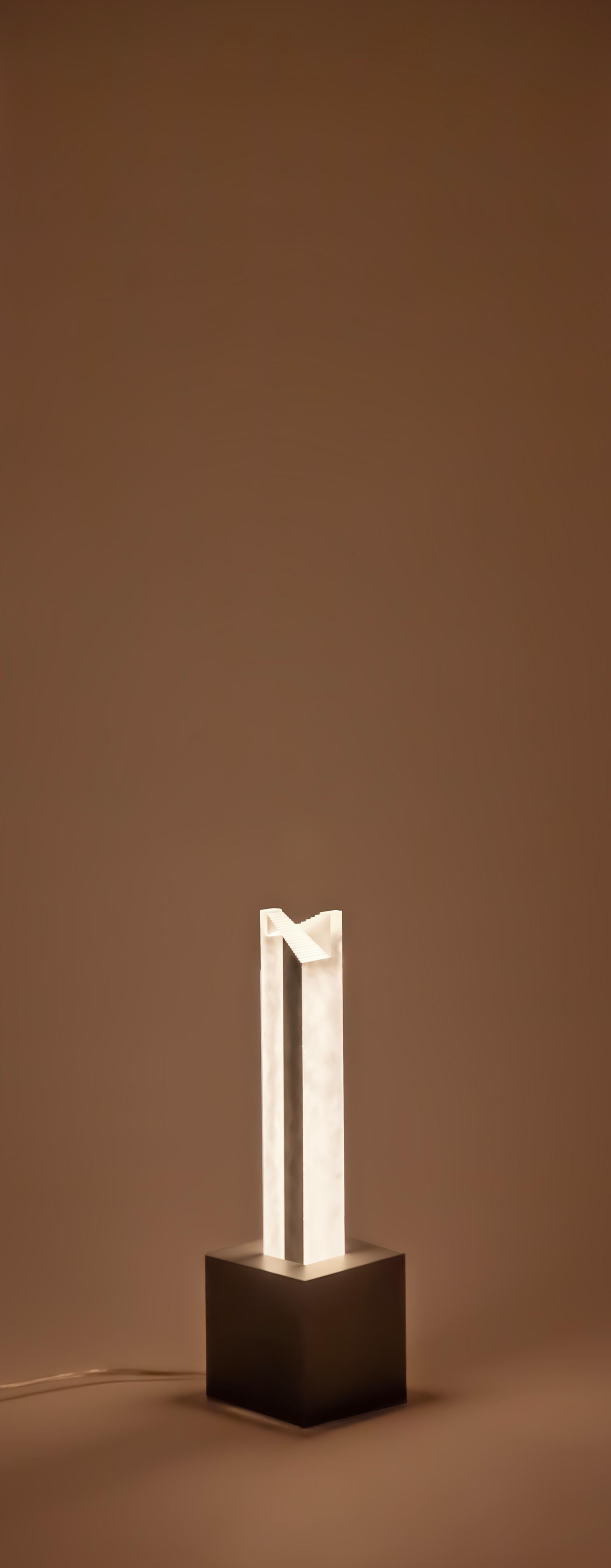Lampada da terra contemporanea Obelisk I, acrilico opaco e alluminio, di Yonathan Moore In condizioni Nuovo in vendita a New York, NY