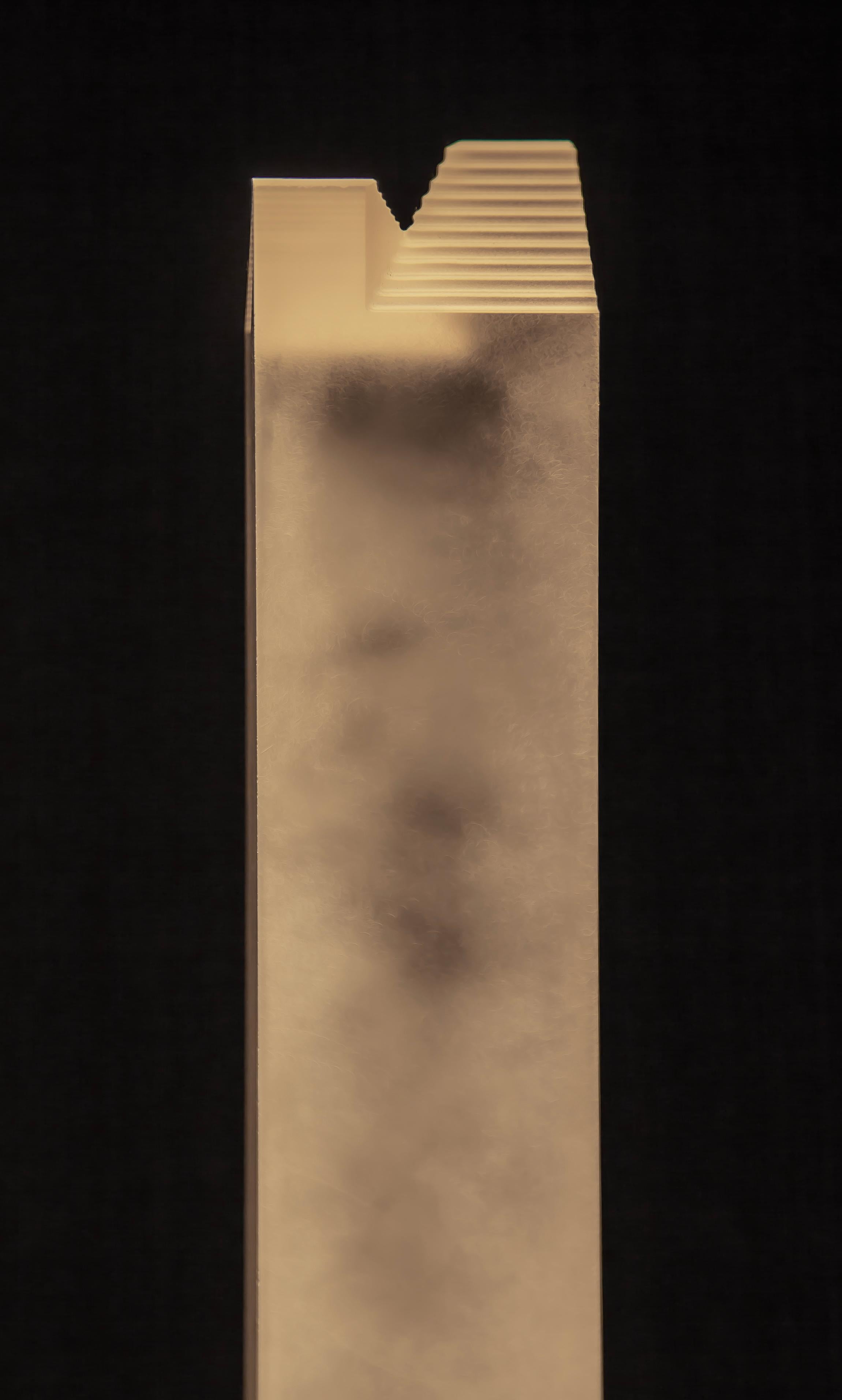 XXI secolo e contemporaneo Lampada da terra contemporanea Obelisk I, acrilico opaco e alluminio, di Yonathan Moore in vendita