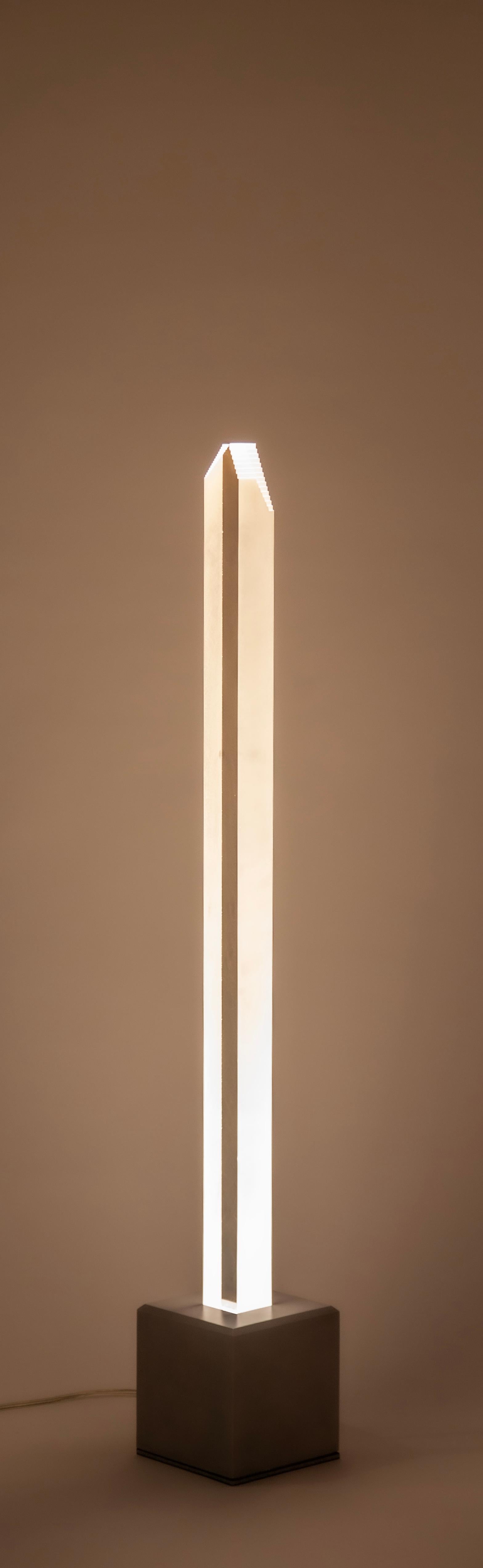 Metallo Lampada da terra Obelisk III, acrilico opaco e alluminio, di Yonathan Moore in vendita