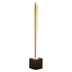 Lampada da terra Obelisk III, acrilico opaco e alluminio, di Yonathan Moore