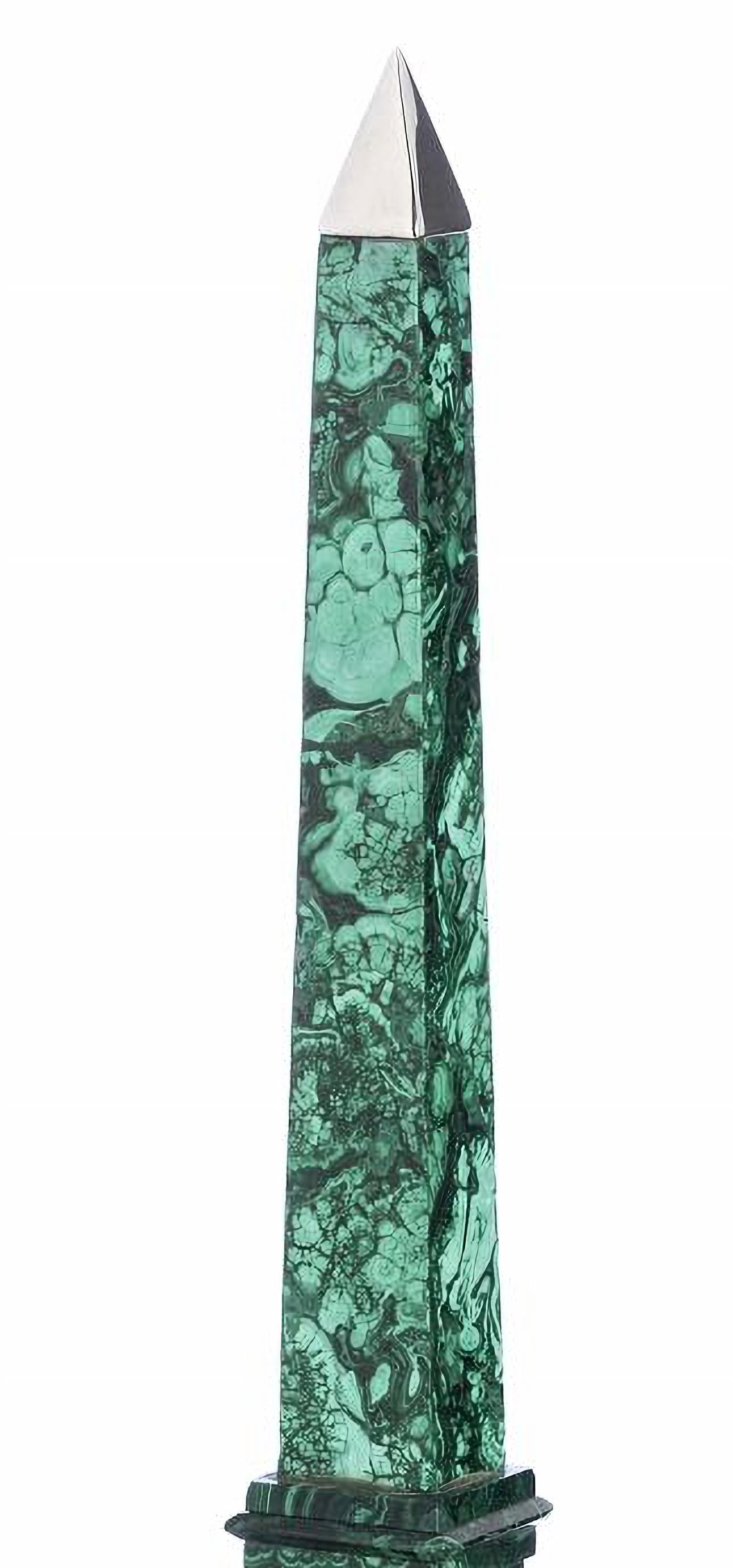 Obelisk
In malachite with silver appliqués, 
Eagle contrasts 925 (after 1985). 
Signs of use.
Dimensions: 32cm.
Good conditions.