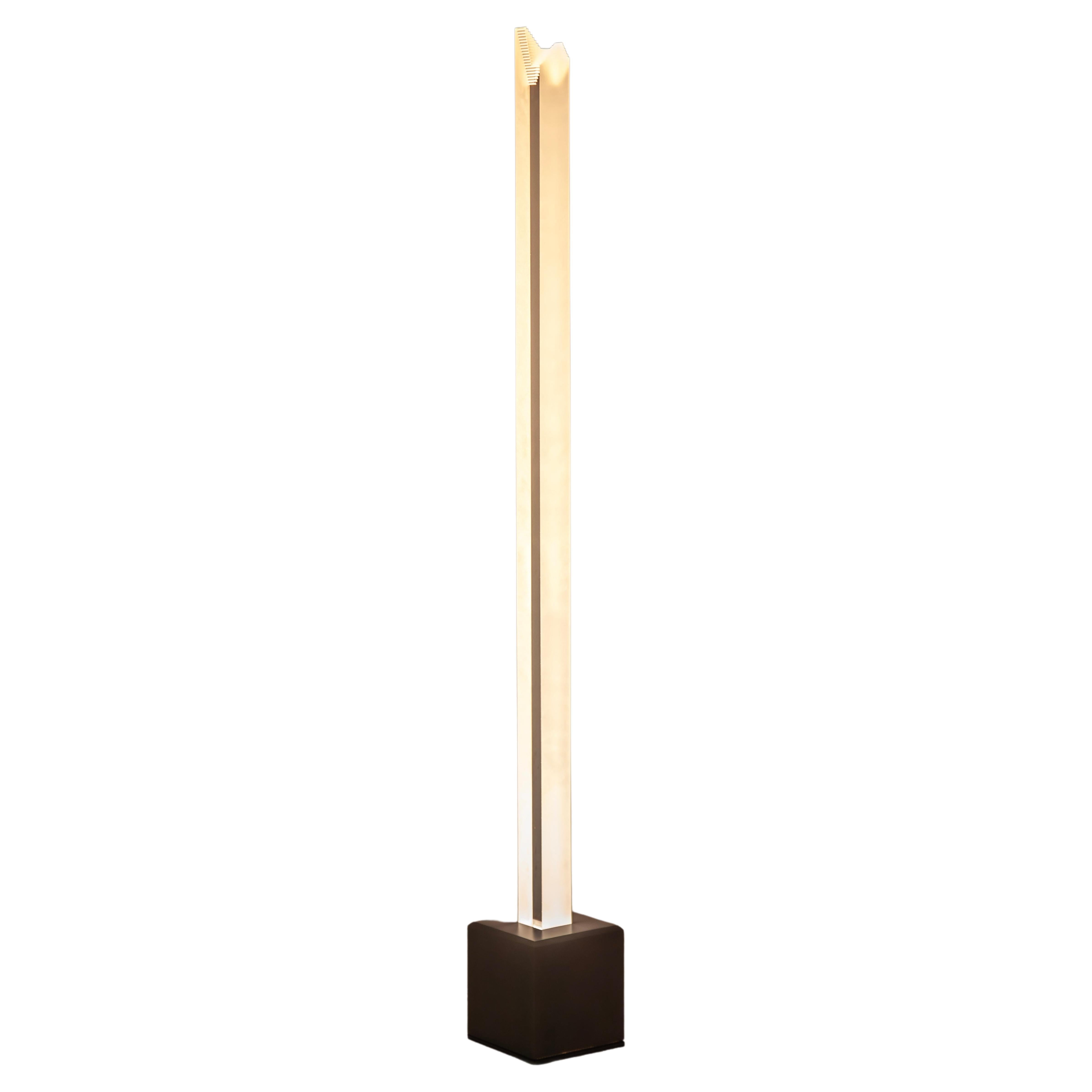 Lampadaire contemporain Obelisk IV. Acrylique mat et aluminium de Yonathan Moore