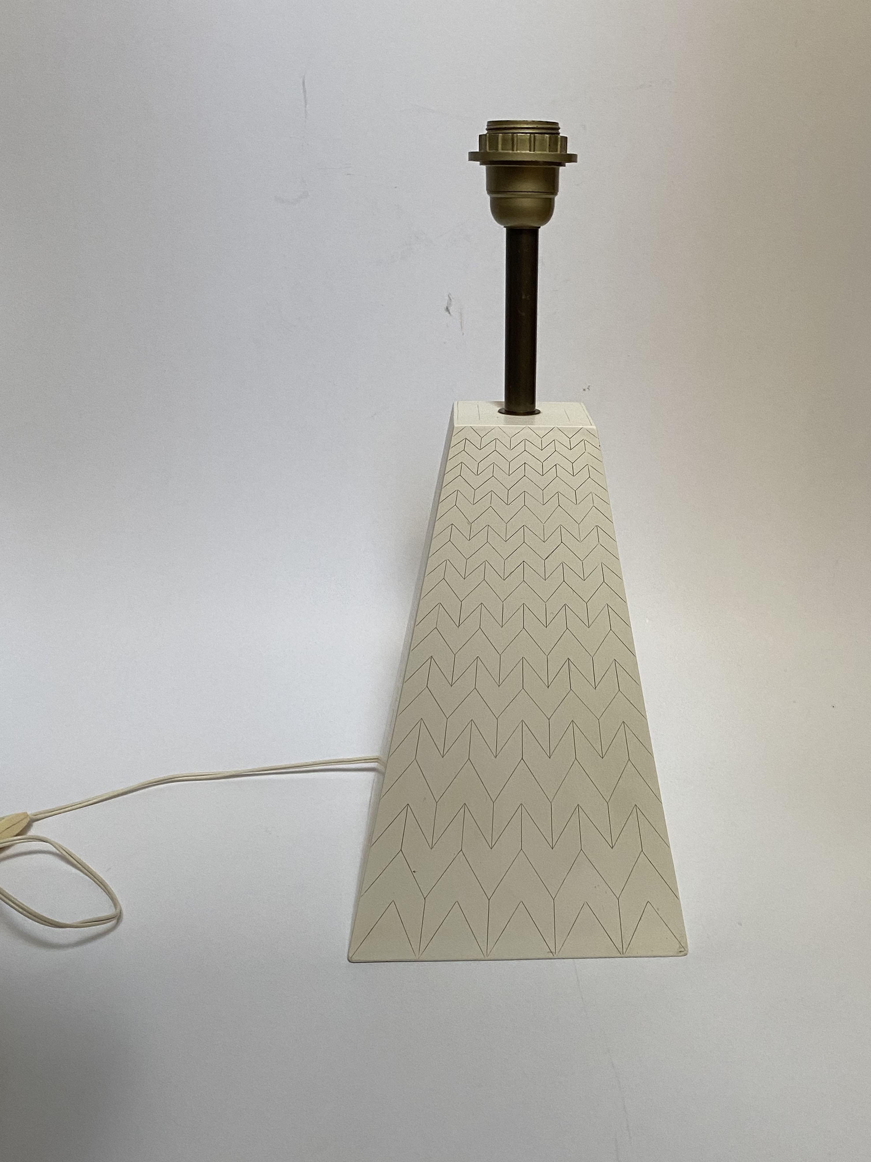 Obélisque ou pyramide Lampe en marqueterie de fausse coquille d'oeuf dans le style de Jansen et Charles.