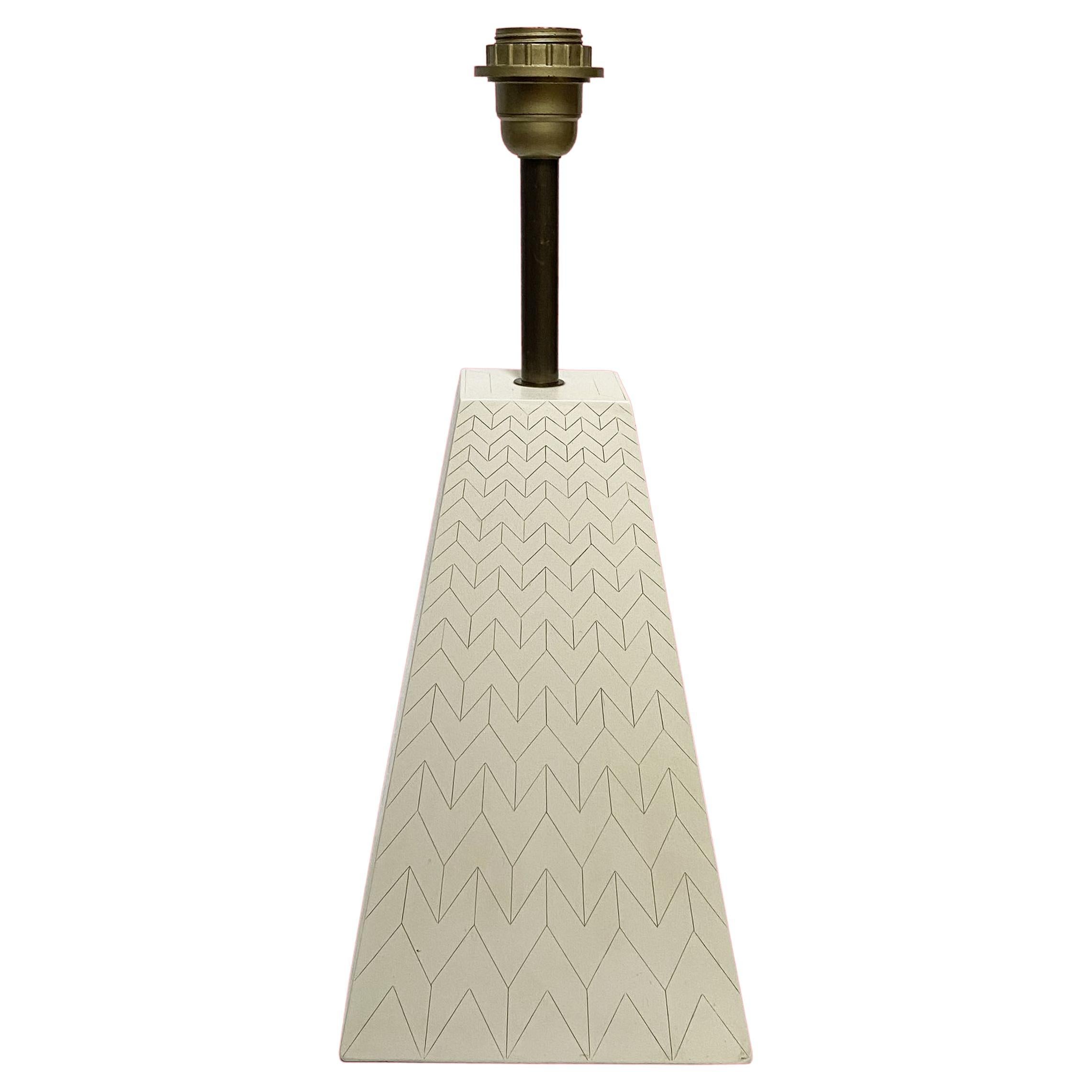 Obelisk- oder pyramidenlampe mit falscher Intarsienarbeit im Stil von Jansen und Charles.