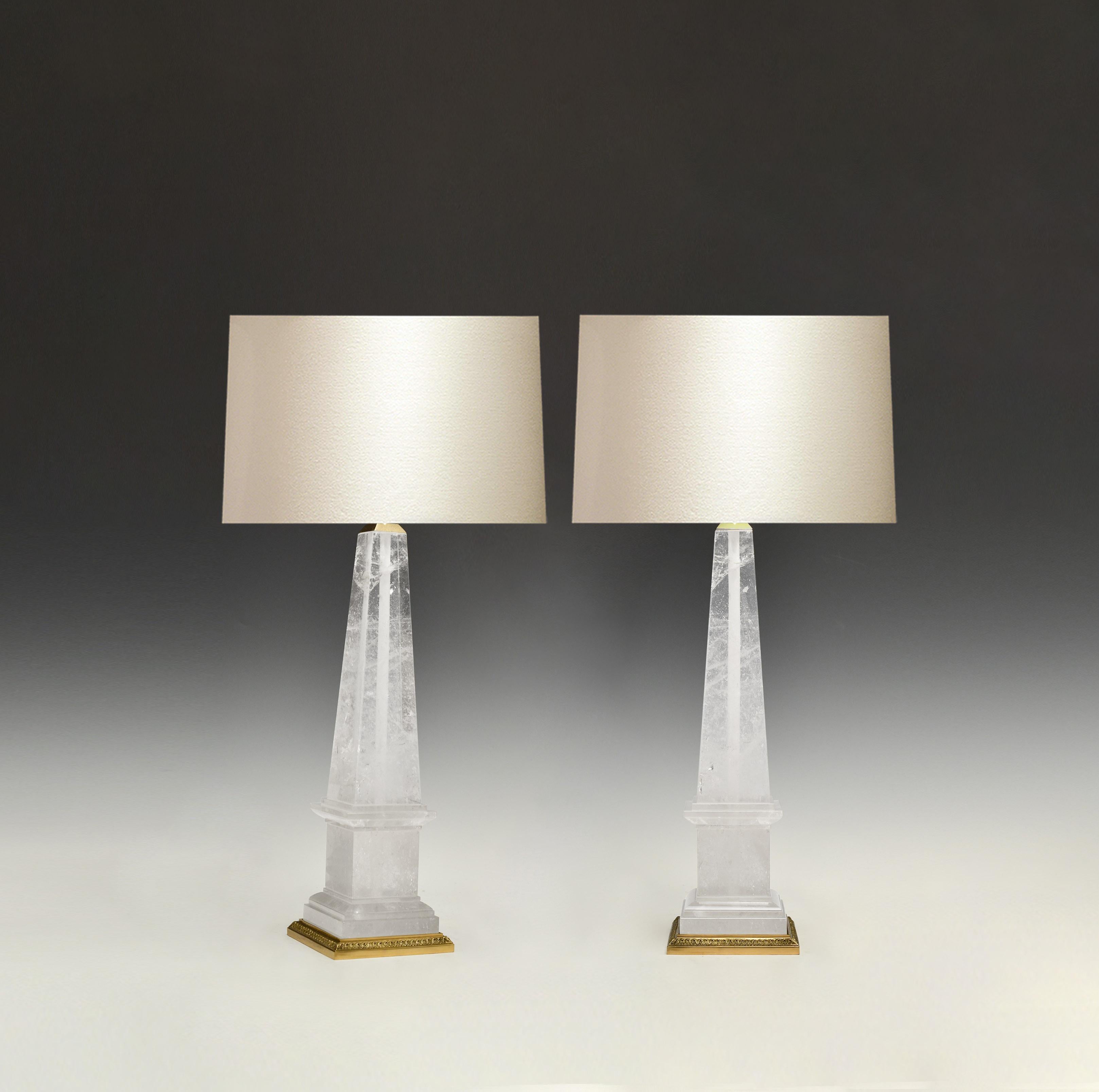 Paire de lampes obélisques en cristal de roche avec des bases en laiton poli. Créé par Phoenix Gallery.
Chaque lampe est équipée de deux douilles.
Jusqu'au sommet du cristal de roche : 17
